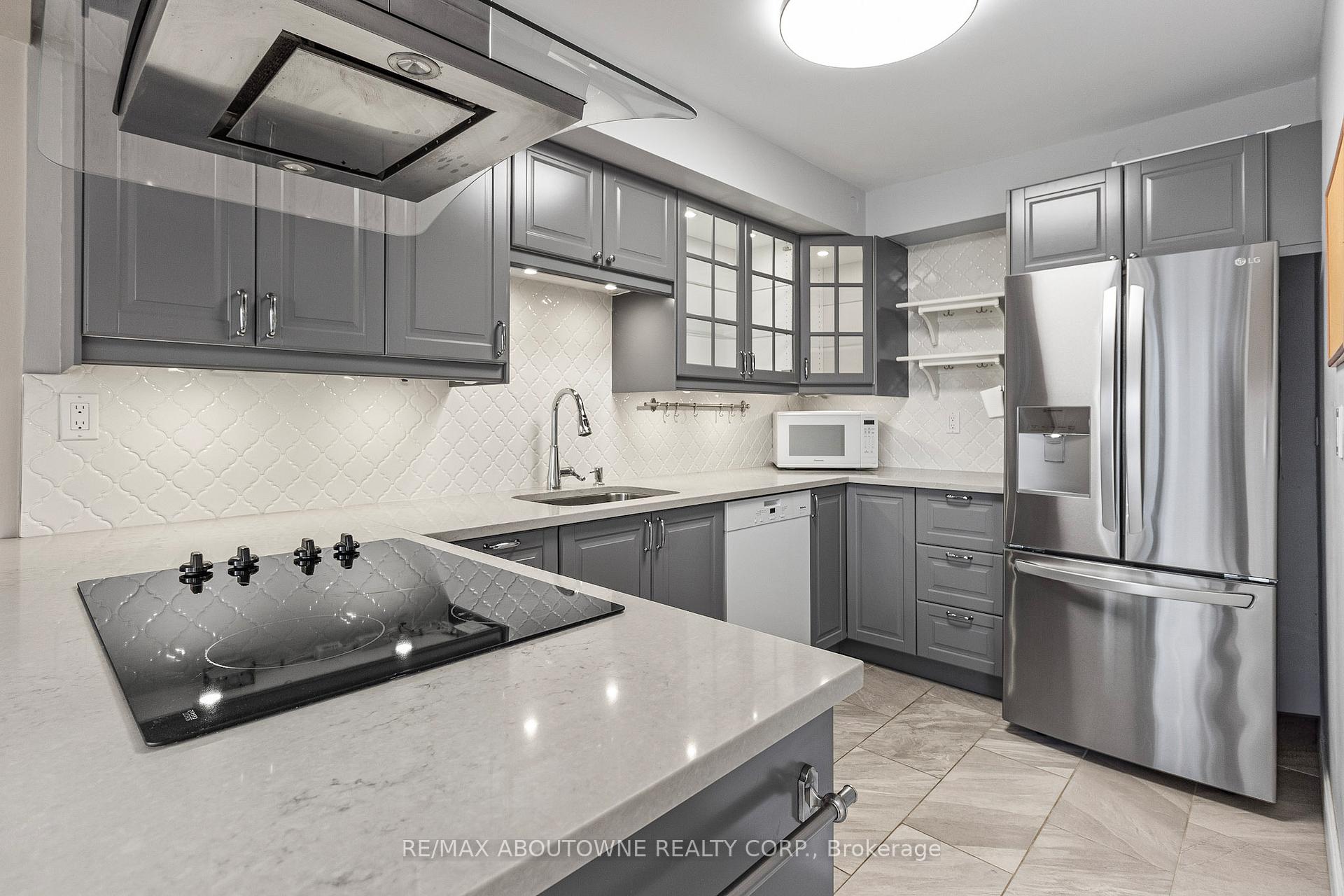 3 Bedrooms Condo at 1300 Marlborough, Oakville For sale