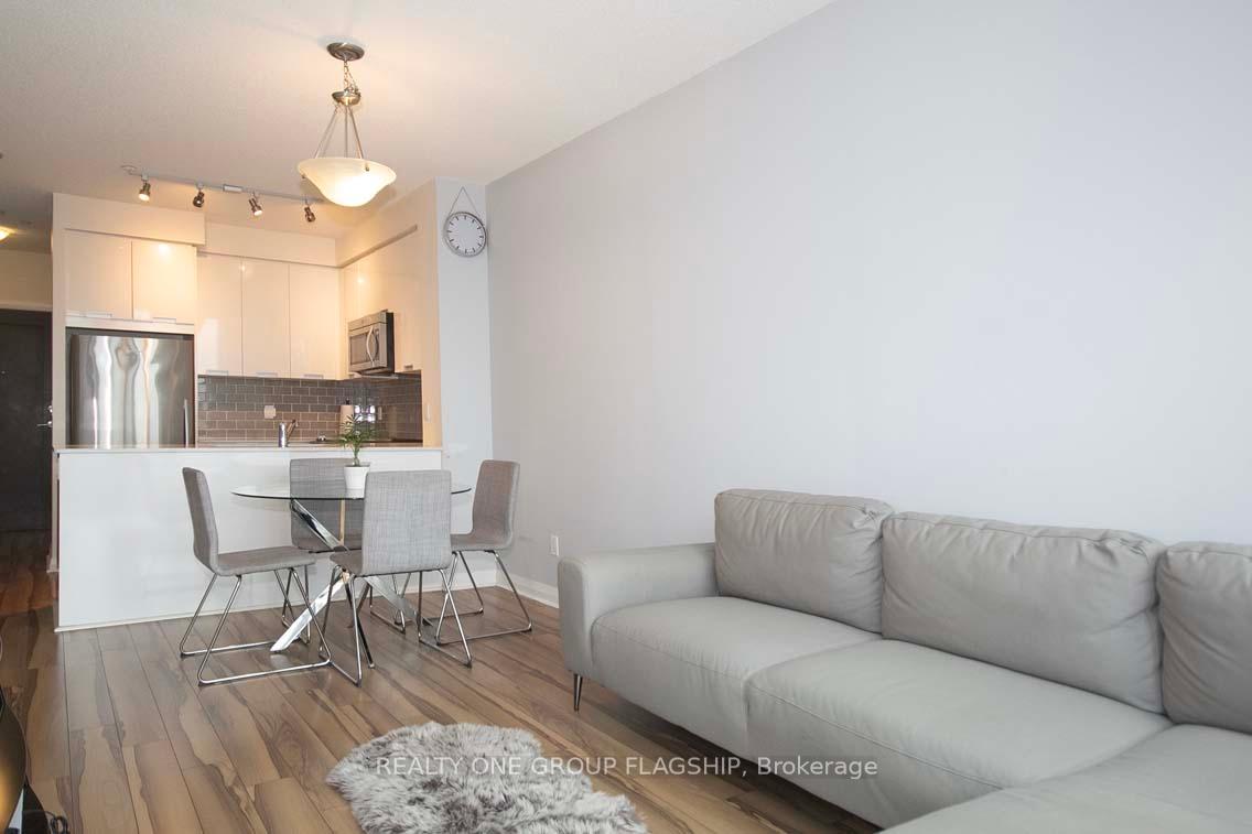 2 Bedrooms Condo at 75 Eglinton,  Mississauga For sale