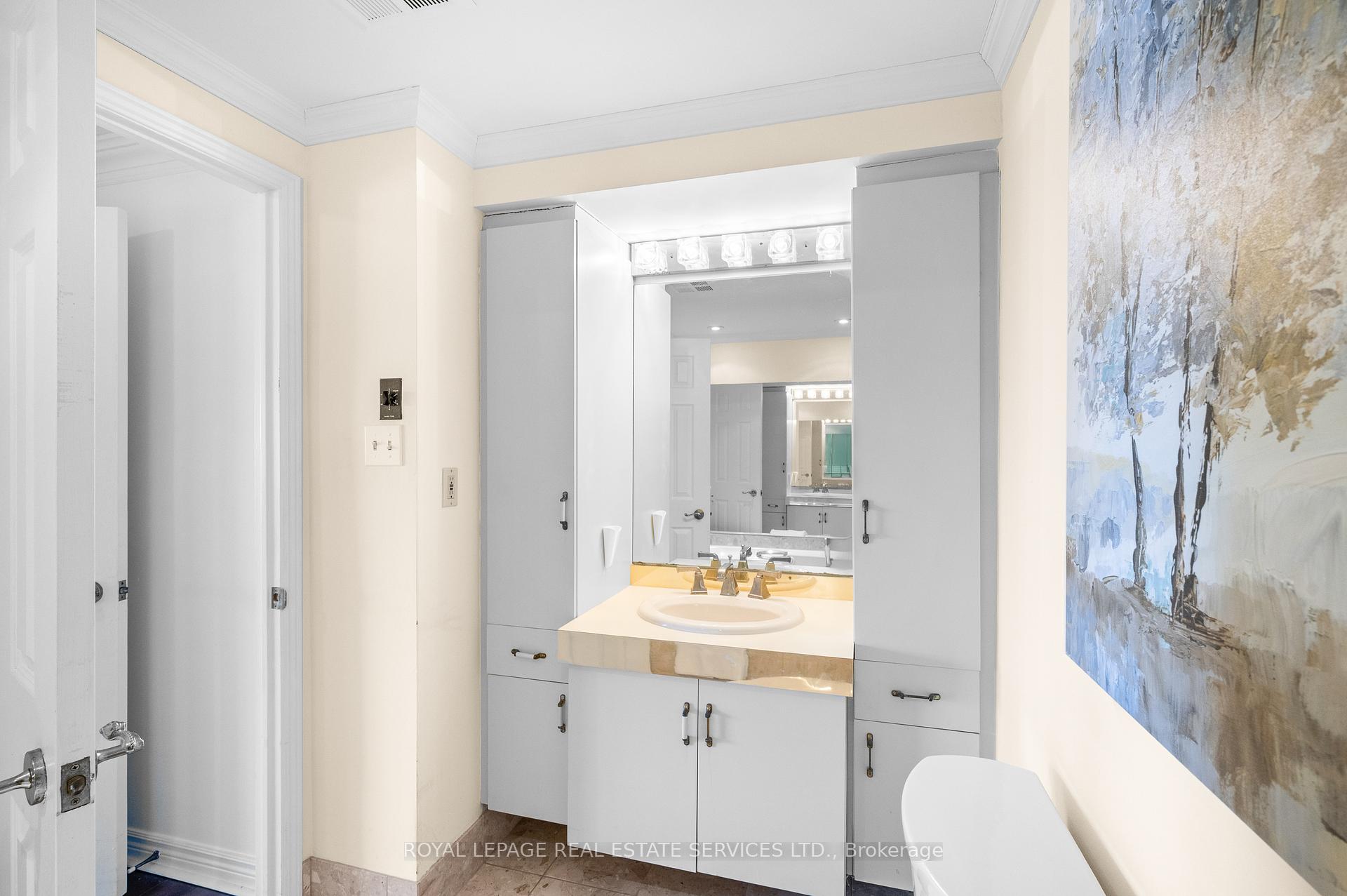 2 Bedrooms Condo at 102 Bronte,  Oakville For sale