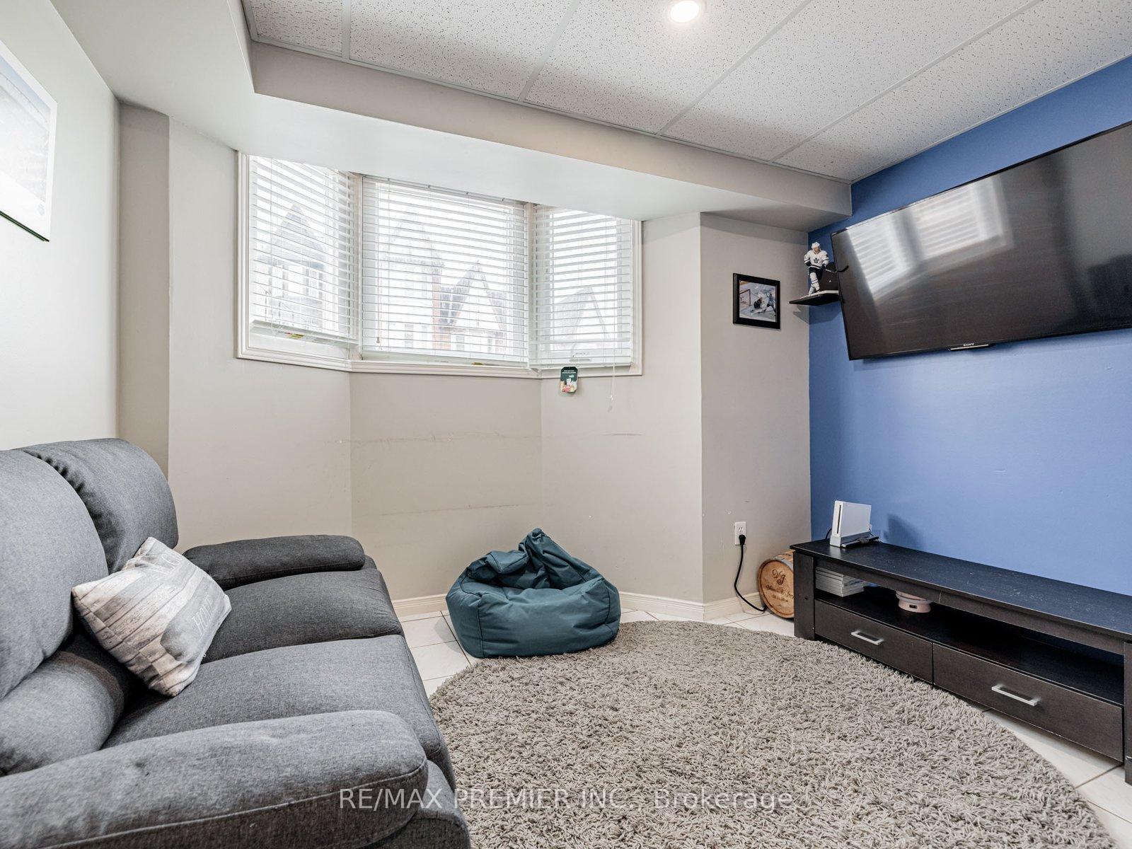 3 Bedrooms Condo at 213 Woodbridge, Vaughan For sale