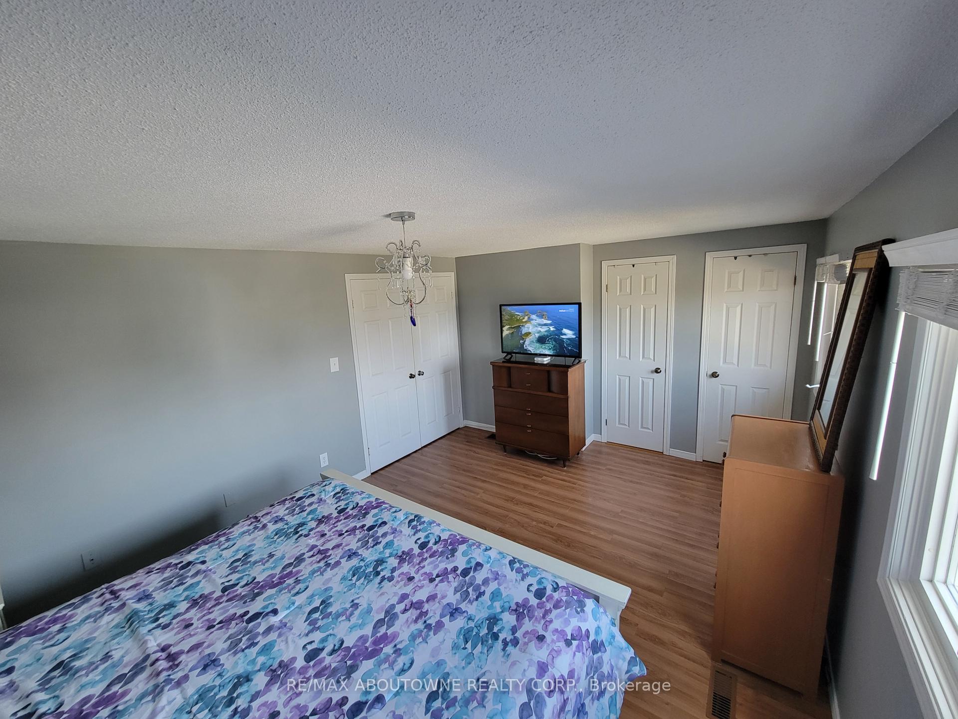 3 Bedrooms Condo at 1 Royalwood, Hamilton For sale