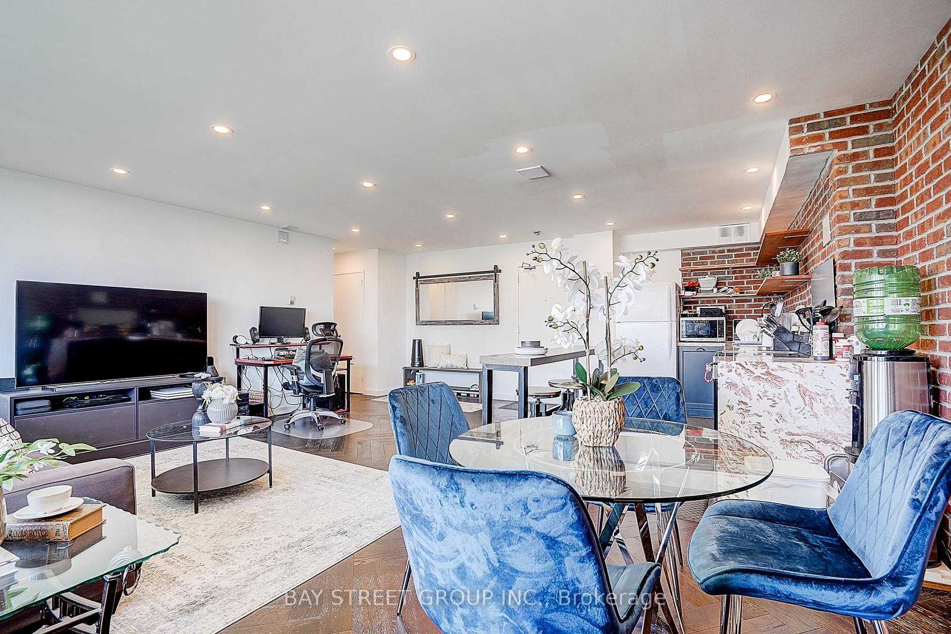 2 Bedrooms Condo at 10 Parkway Forest, Toronto For sale