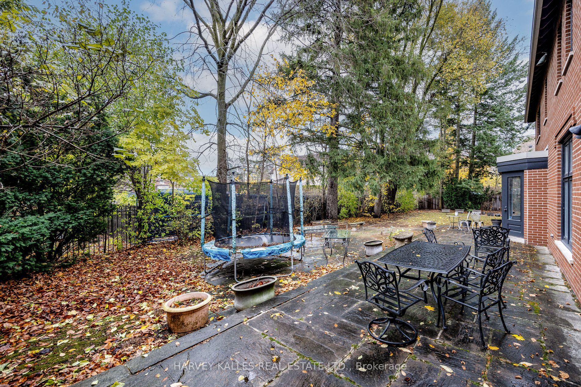 6 Versailles Court
