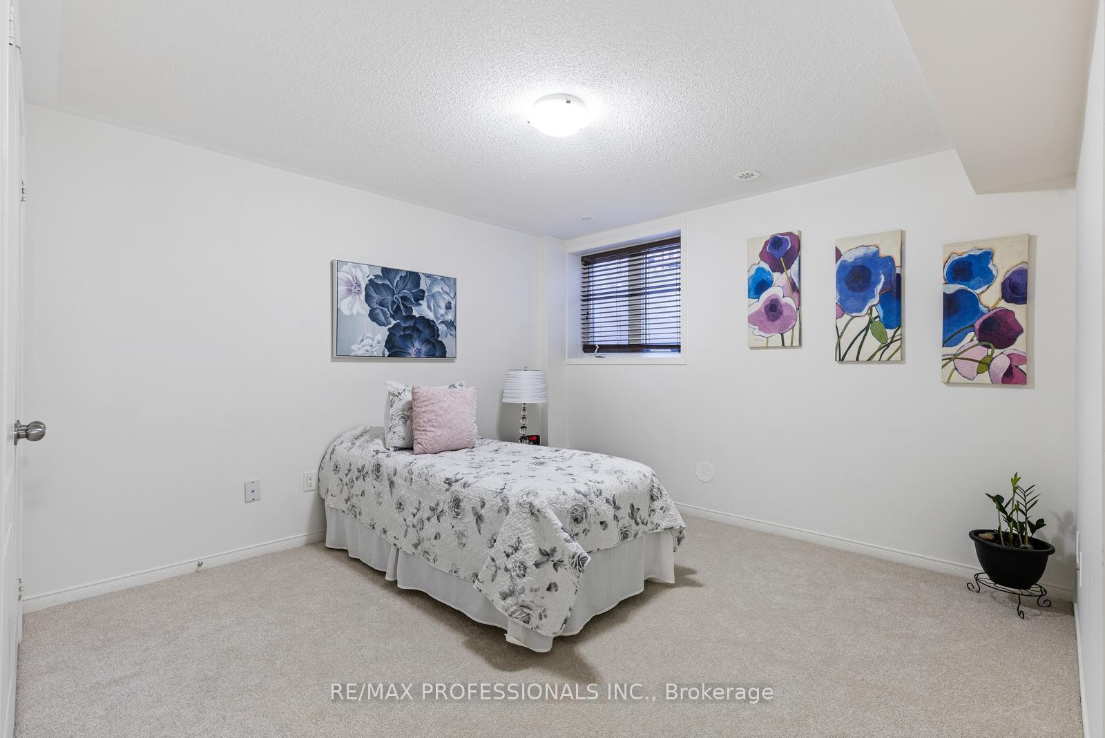 2 Bedrooms Condo at 3070 Thomas, Mississauga For sale
