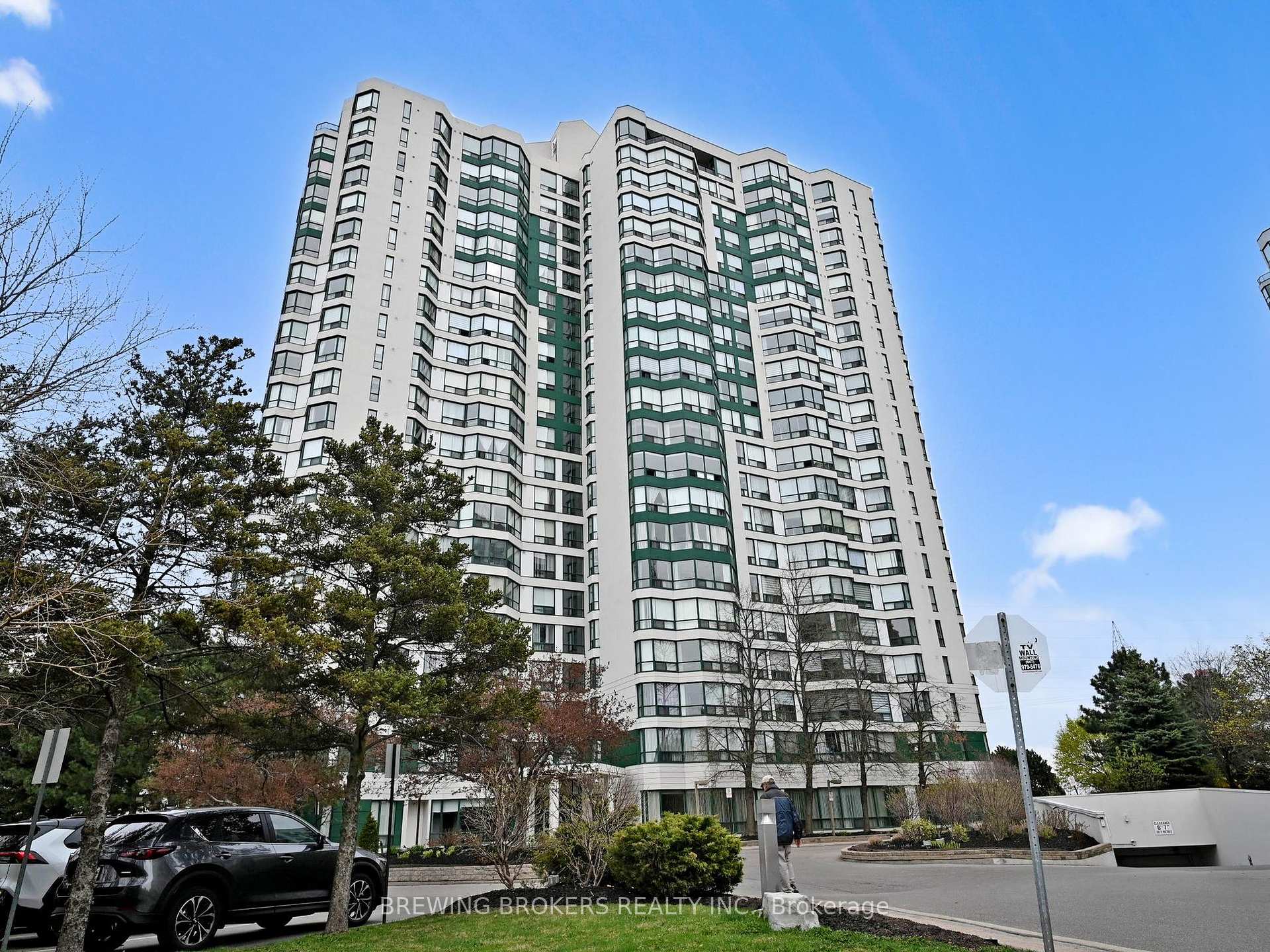 3 Bedrooms Condo at 4450 Tucana, Mississauga For sale
