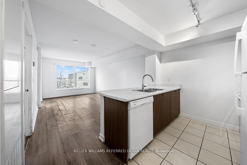 2 Bedrooms Condo at 8 Trent, Toronto For sale