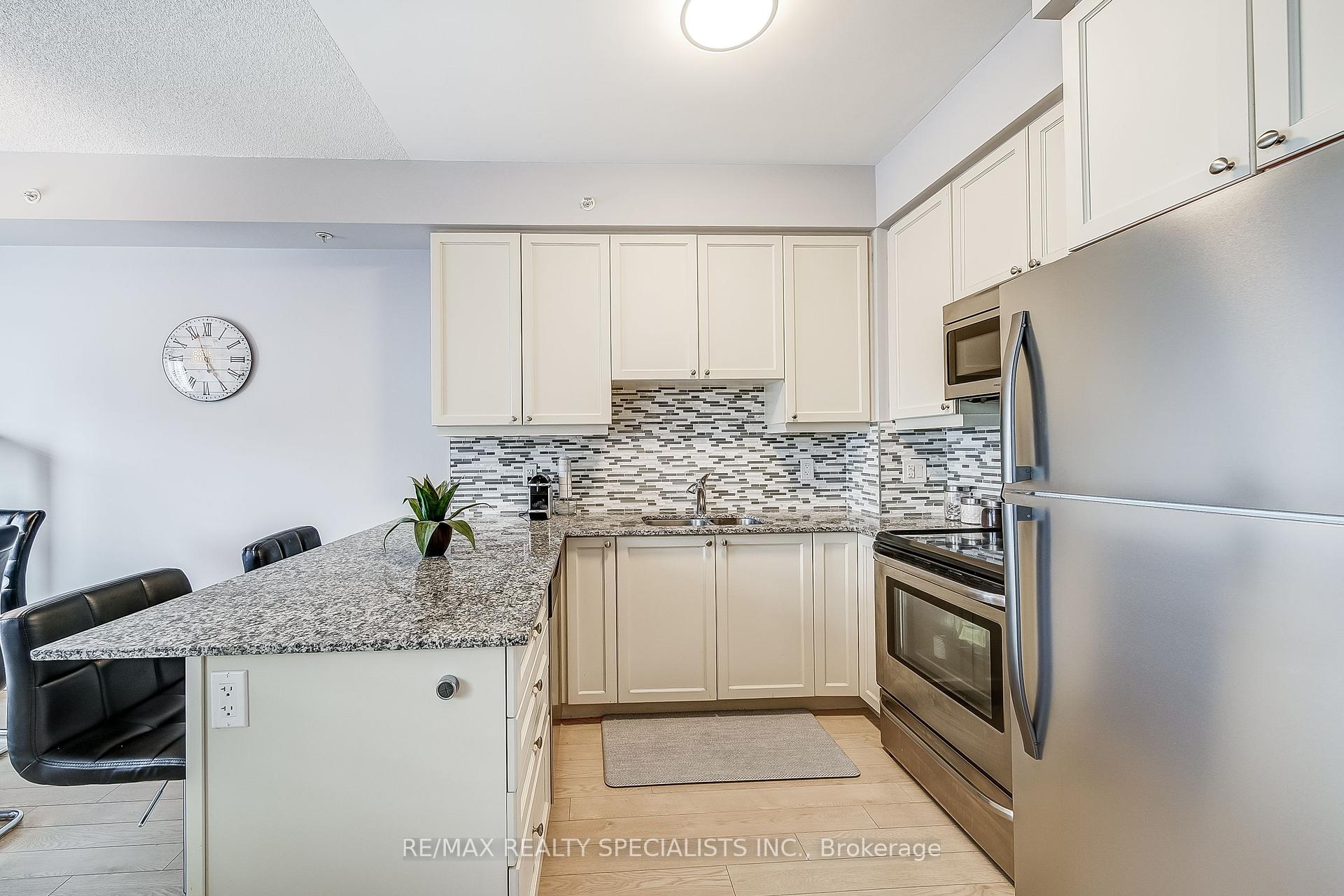 2 Bedrooms Condo at 24 Woodstream,  Vaughan For sale
