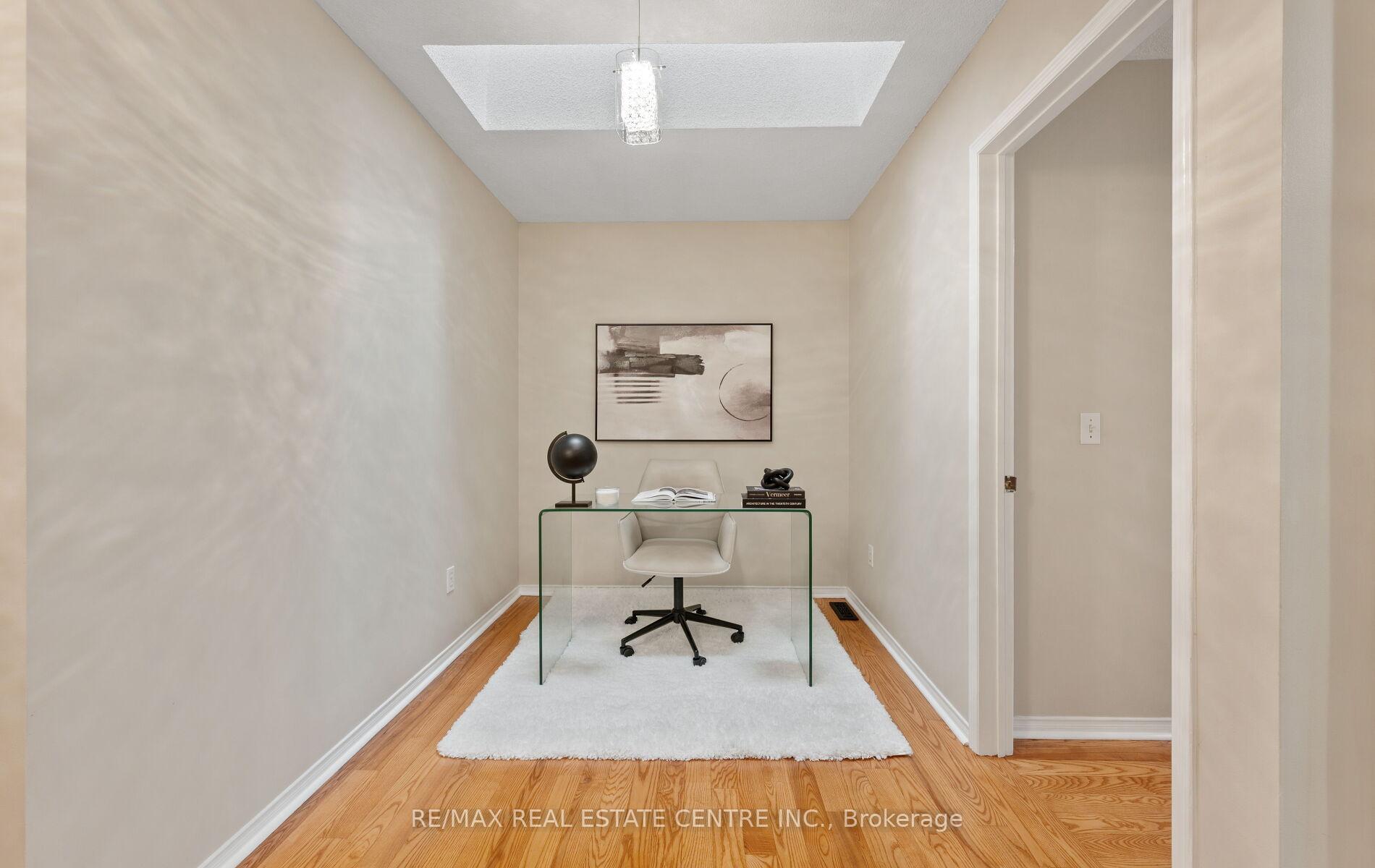 4 Bedrooms Condo at 5030 Heatherleigh, Mississauga For sale