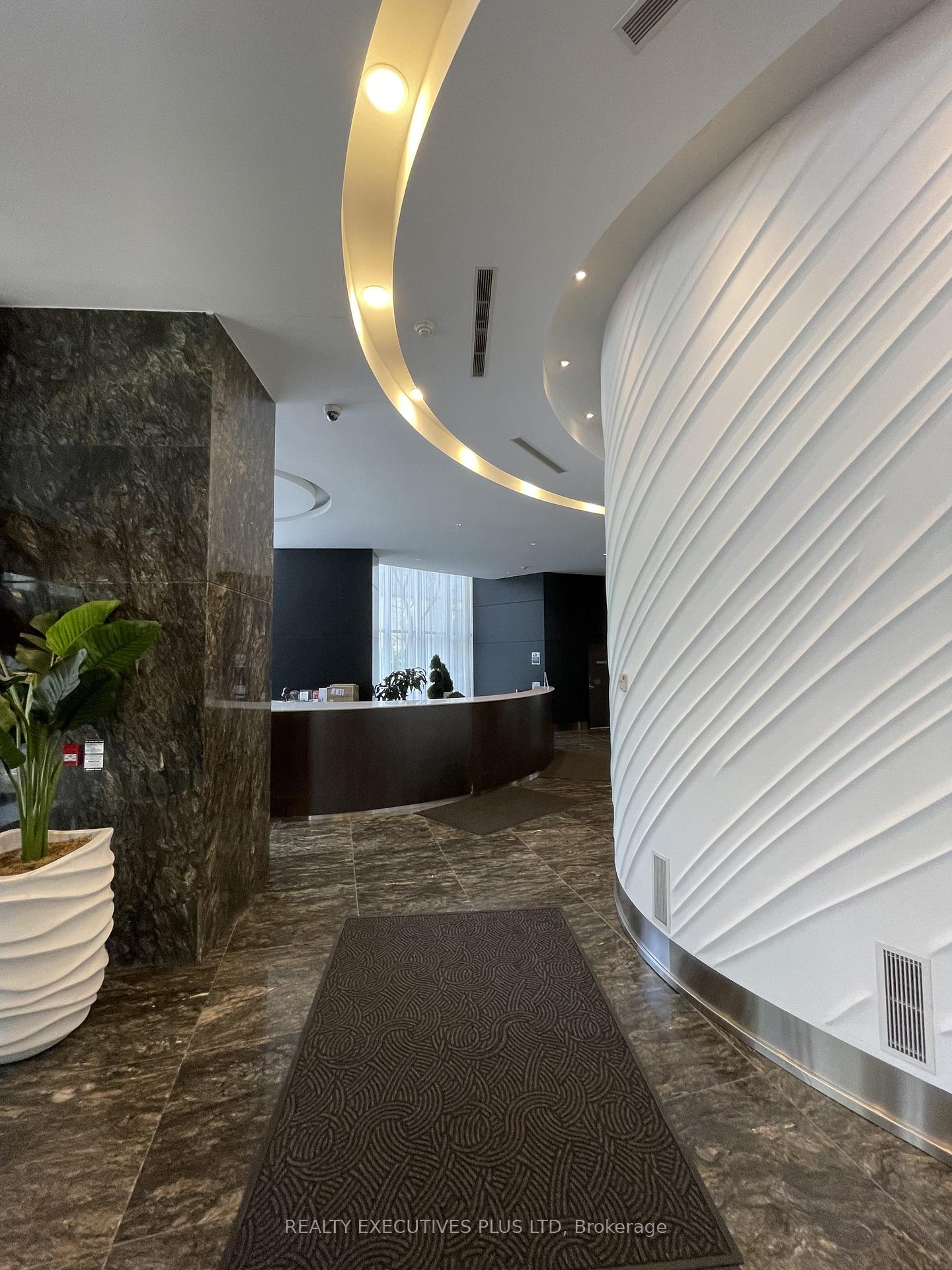 3 Bedrooms Condo at 60 Absolute, Mississauga For sale