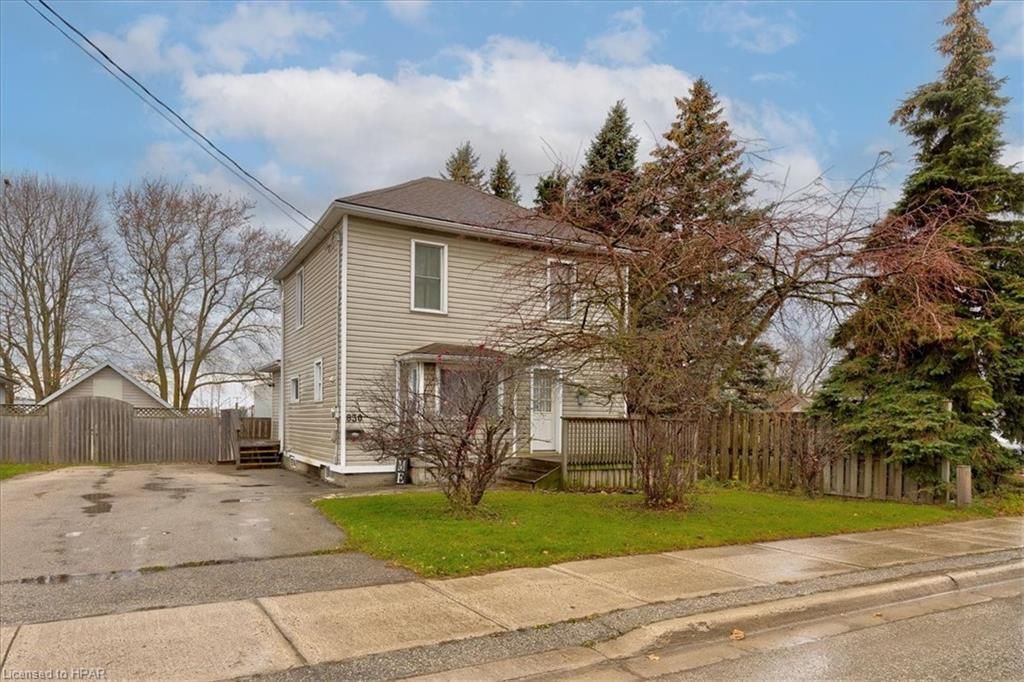 View of front of house with a front yard