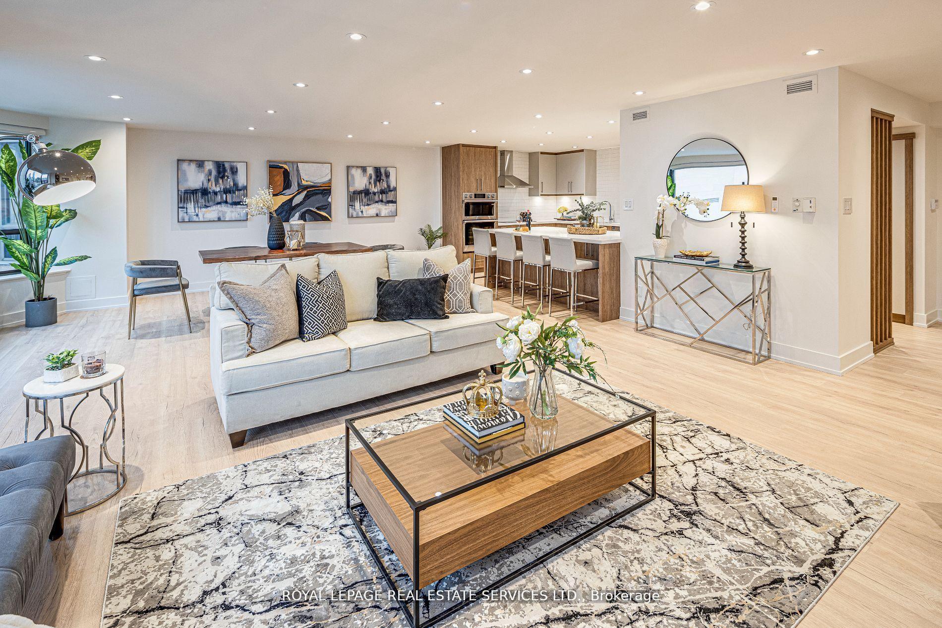2 Bedrooms Condo at 175 Cumberland, Toronto For sale