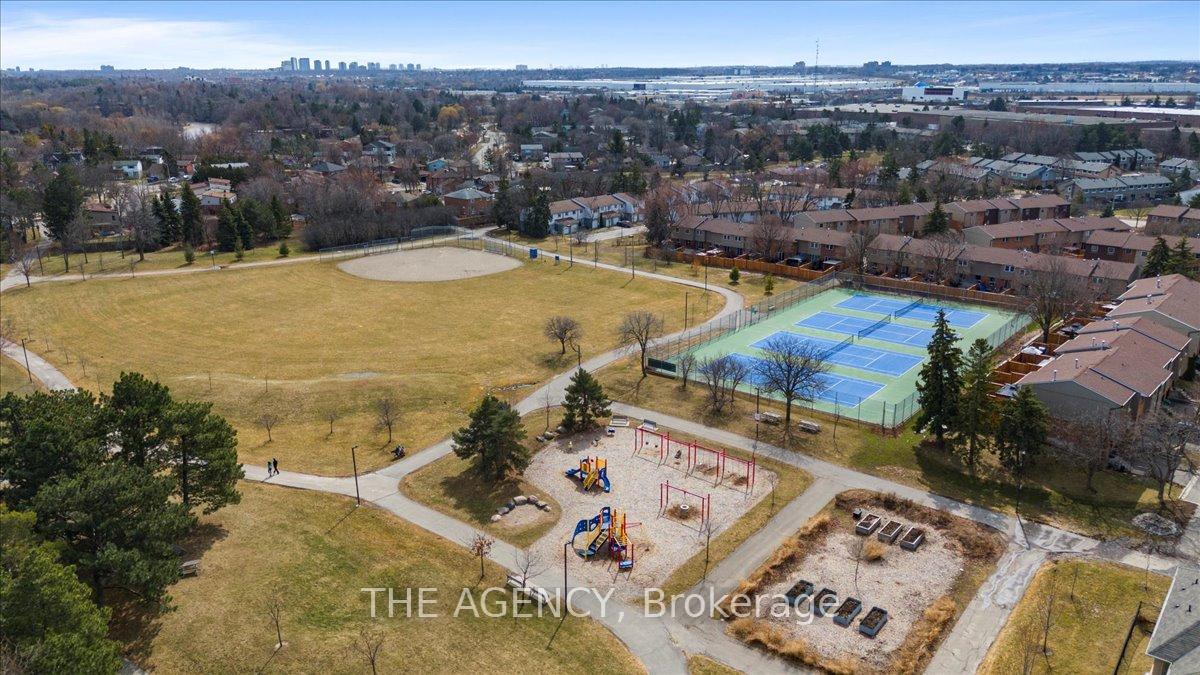 3 Bedrooms Condo at 6625 Falconer, Mississauga For sale