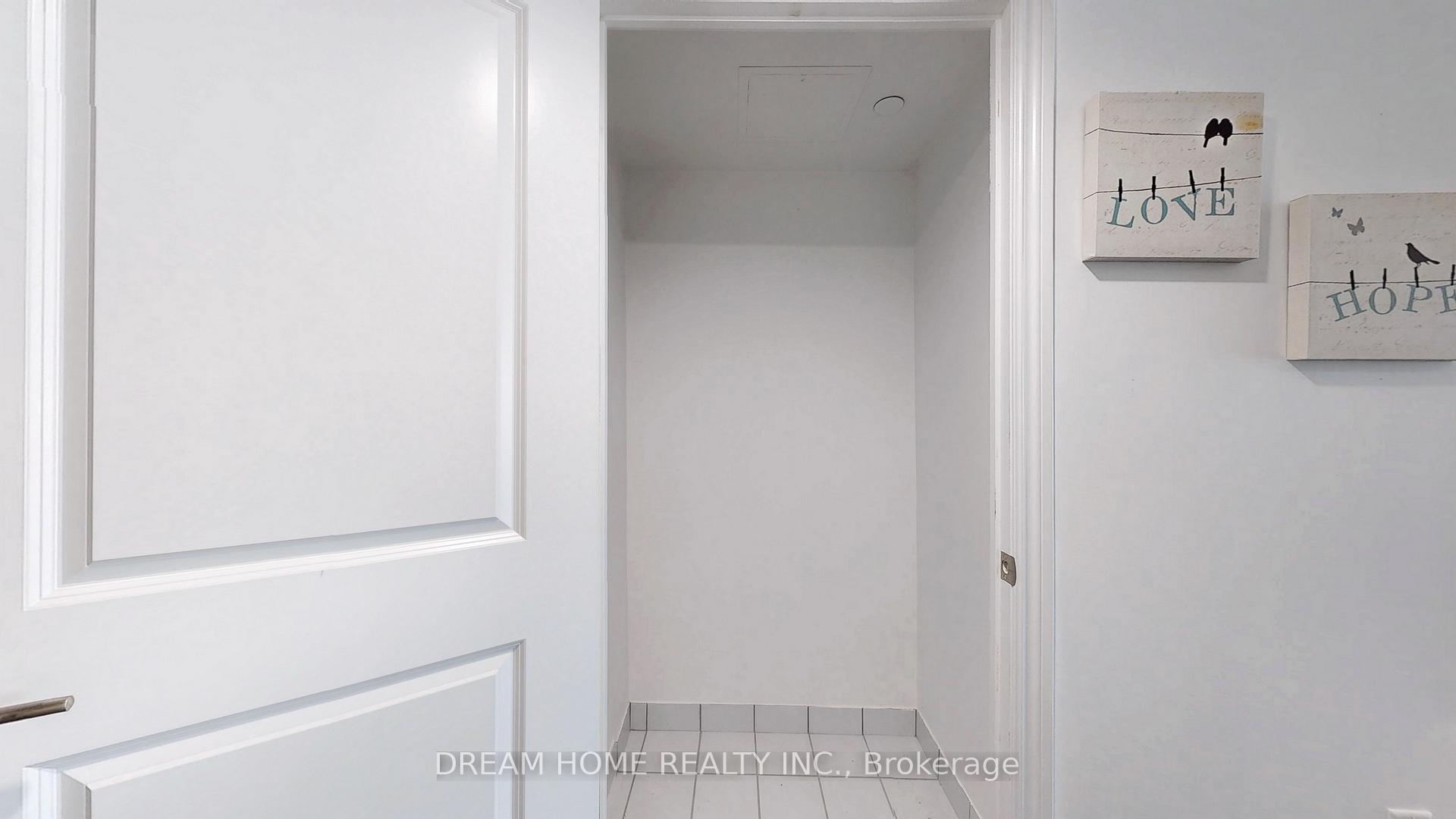 2 Bedrooms Condo at 386 Yonge, Toronto For sale