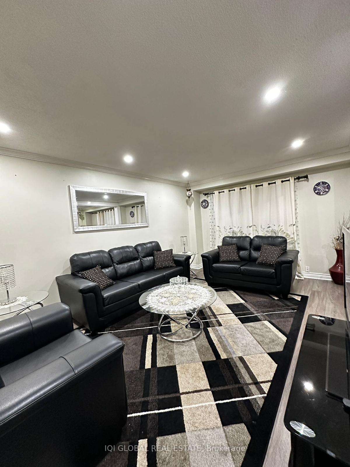 3 Bedrooms Condo at 3500 South Mills, Mississauga For sale