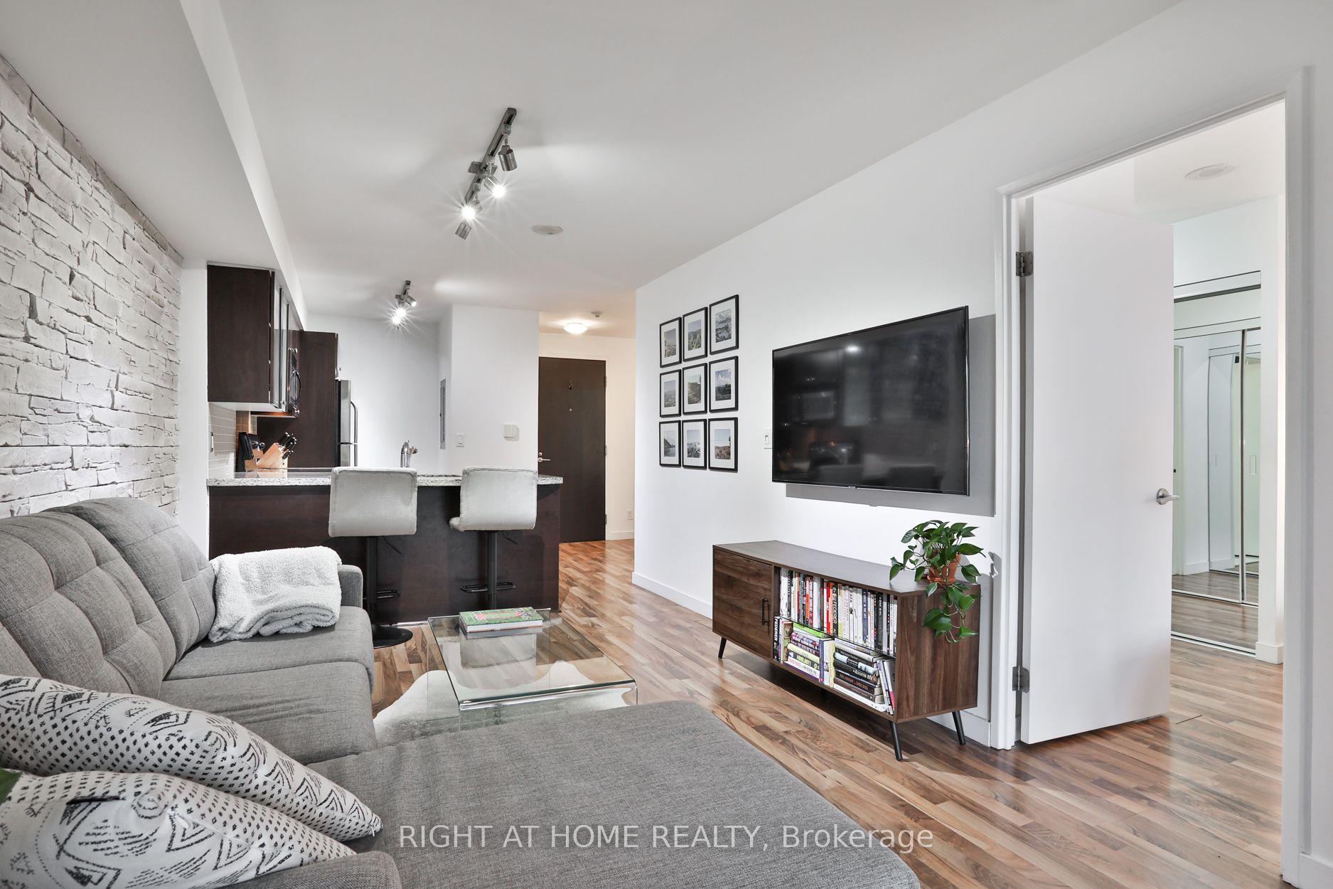 1005 King Street W, #613