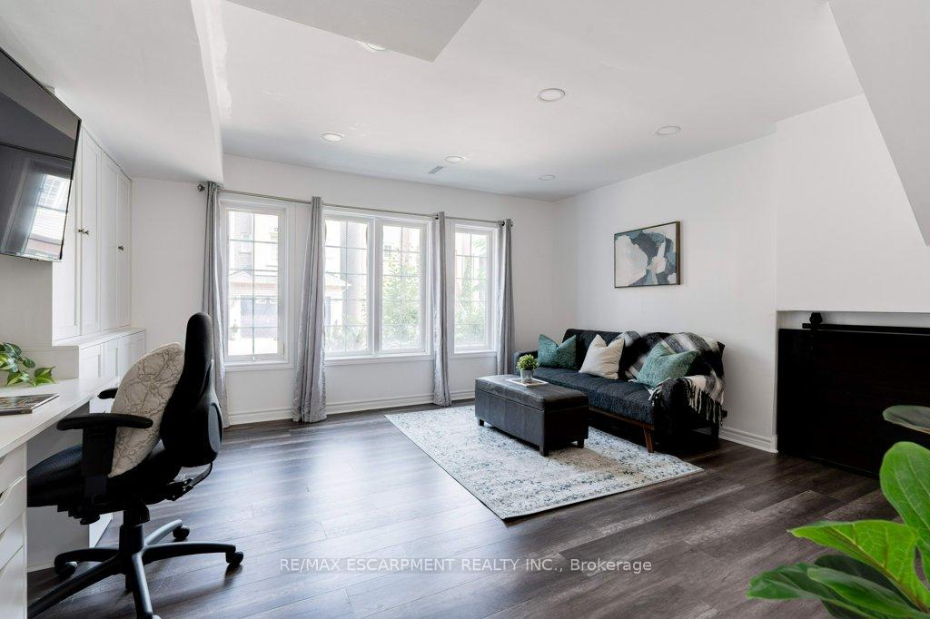 4 Bedrooms Condo at 5090 Fairview, Burlington For sale