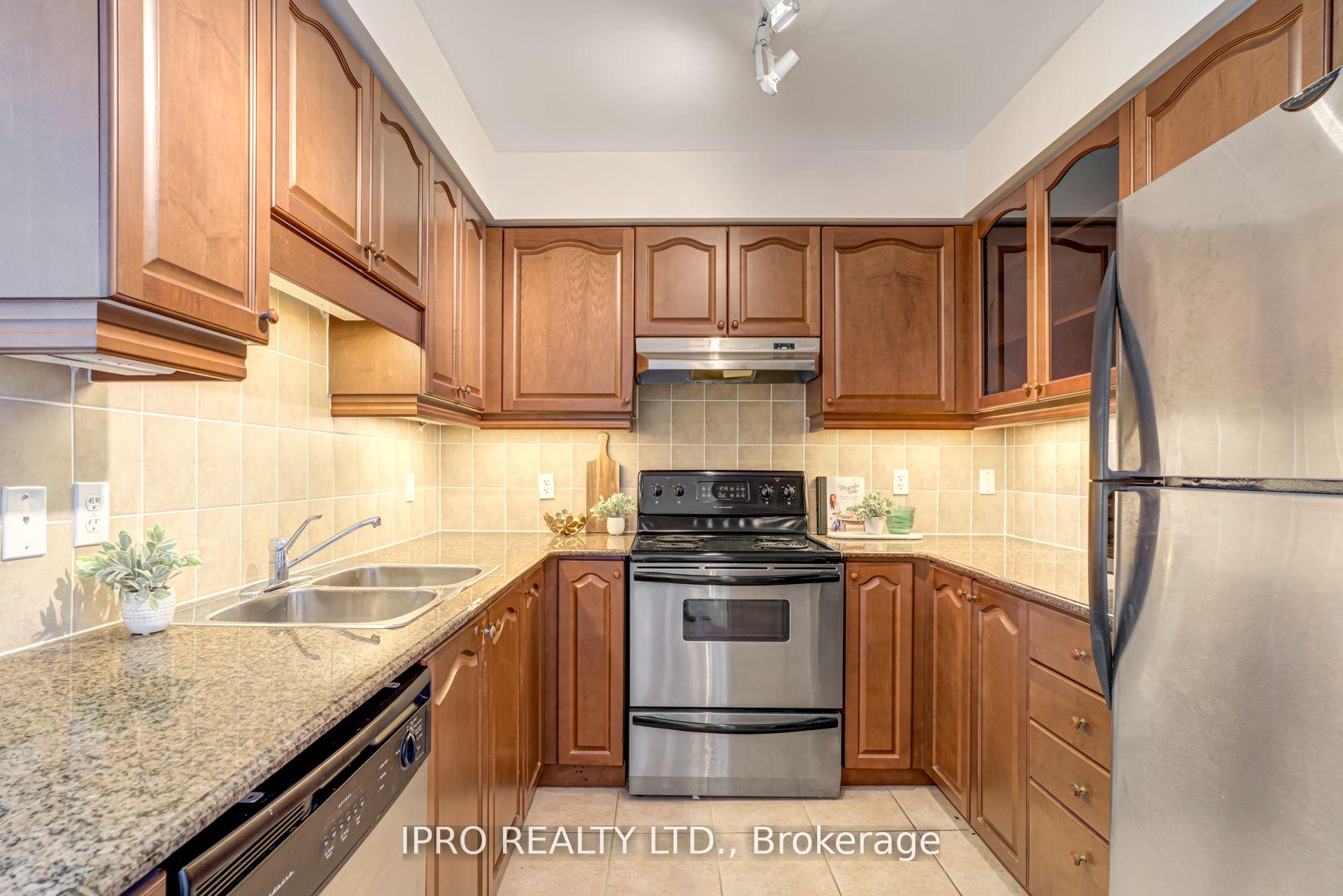 2 Bedrooms Condo at 1 Maison Parc, Vaughan For sale