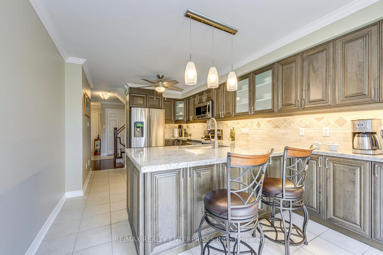 3 Bedrooms Condo at 5658 Glen Erin, Mississauga For sale
