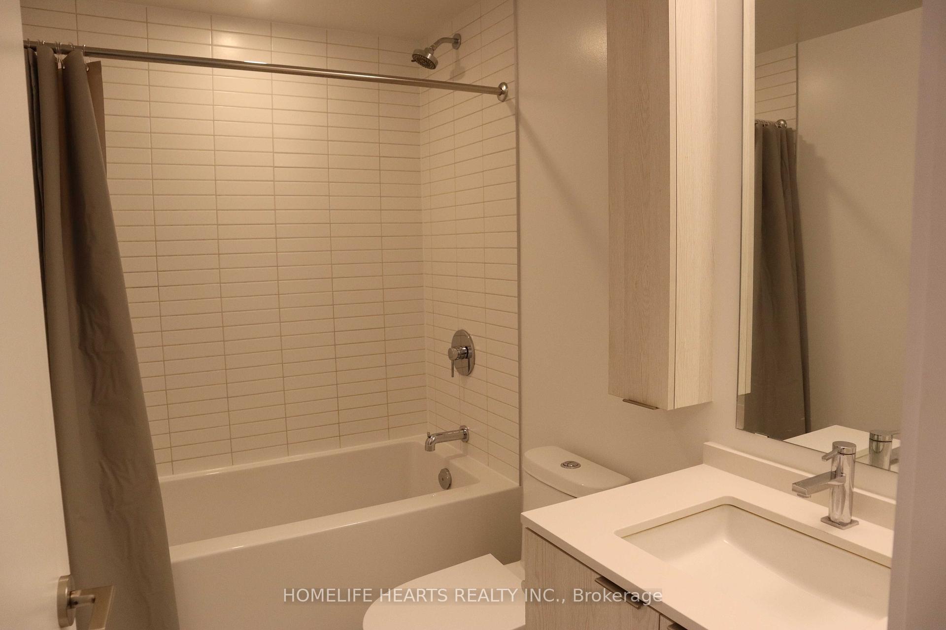 3 Bedrooms Condo at 86 Dundas, Mississauga For sale