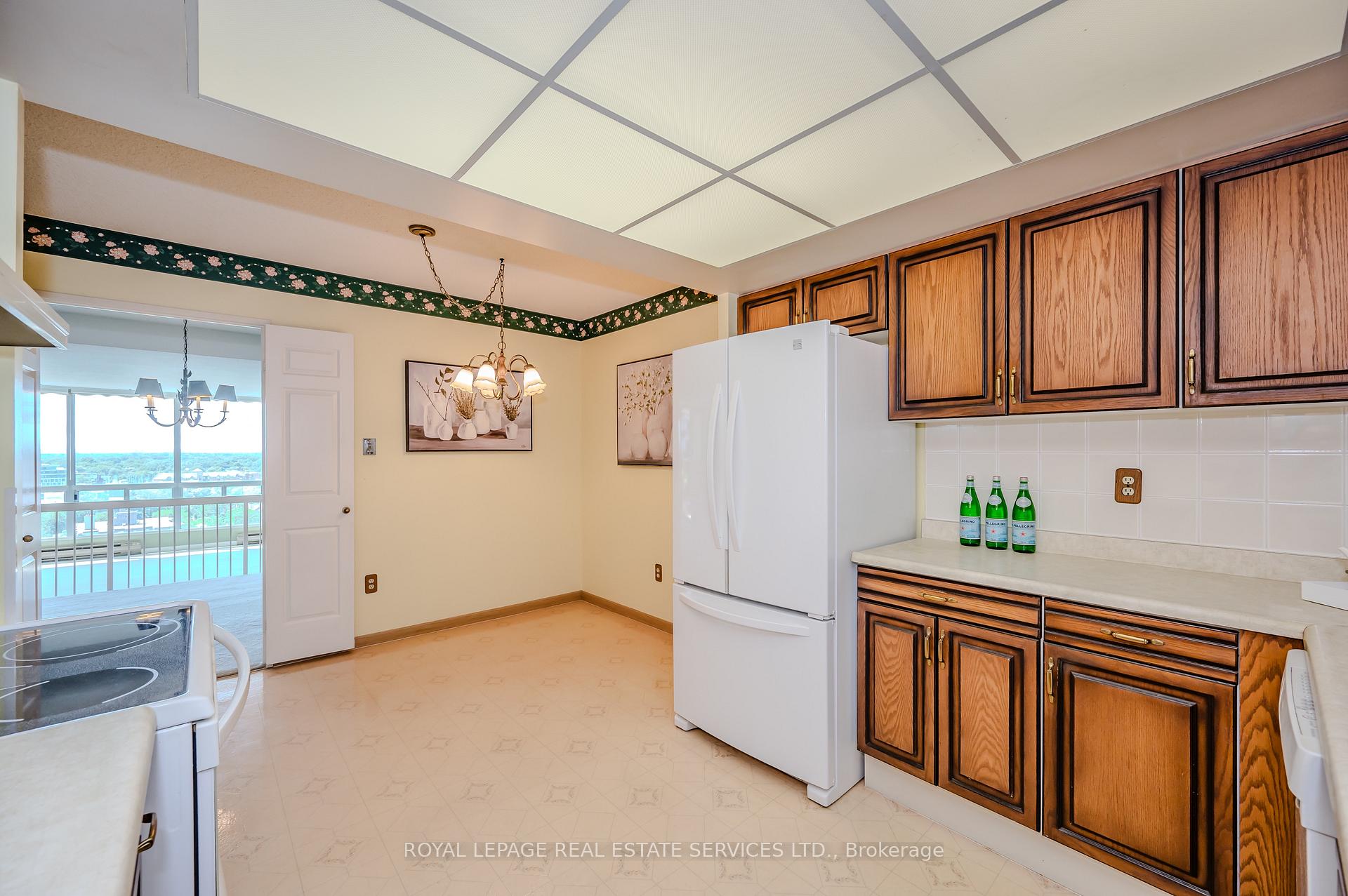 2 Bedrooms Condo at 2180 Marine,  Oakville For sale