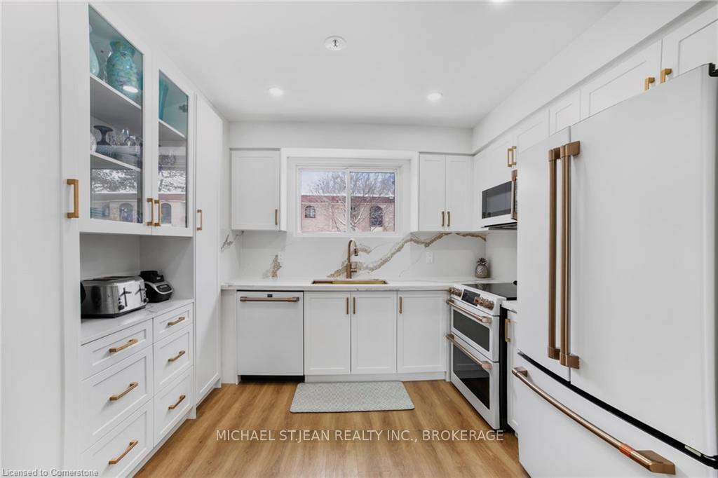 2 Bedrooms Condo at 621 Francis, Burlington For sale