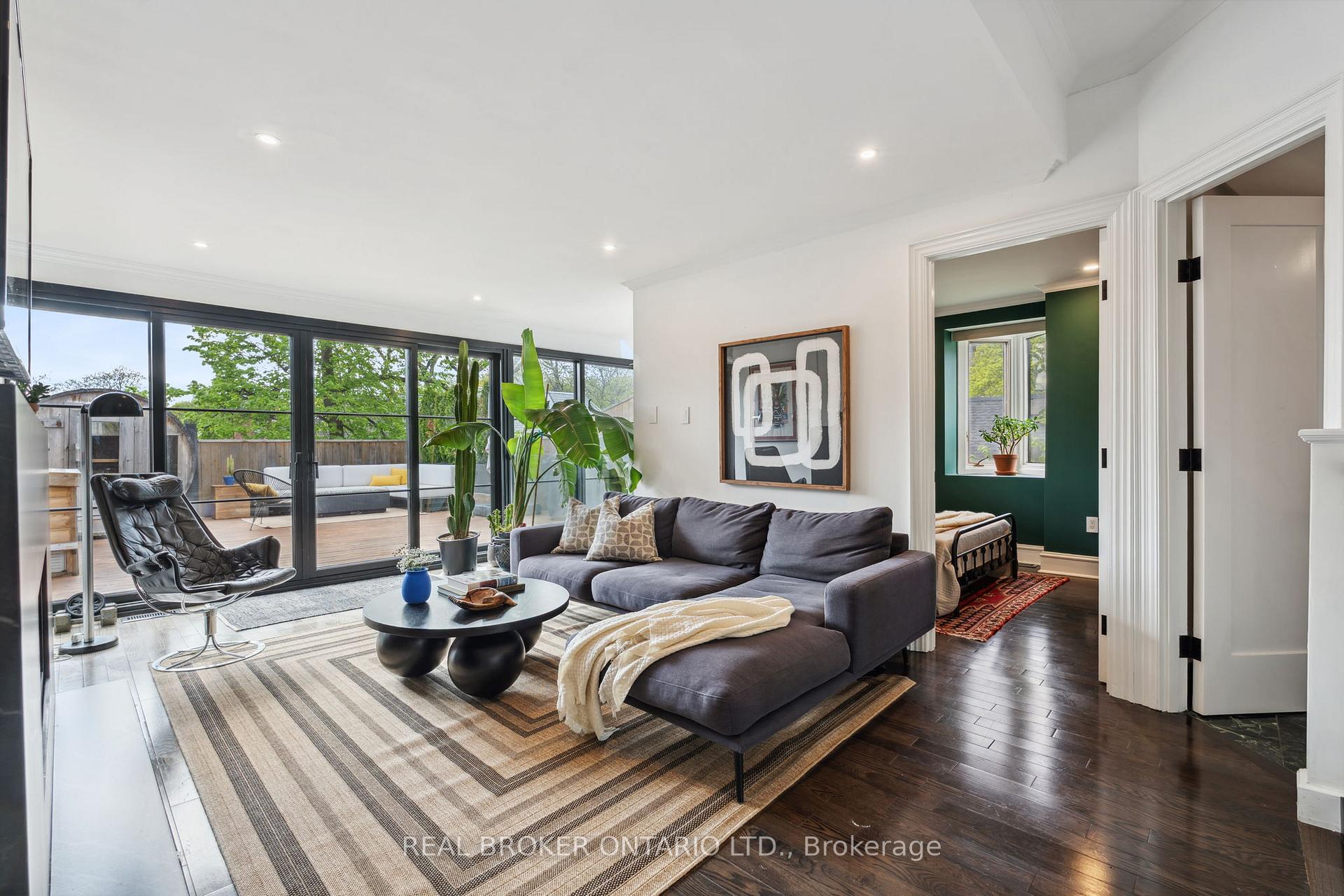 2 Bedrooms Condo at 300 Avenue, Toronto For sale