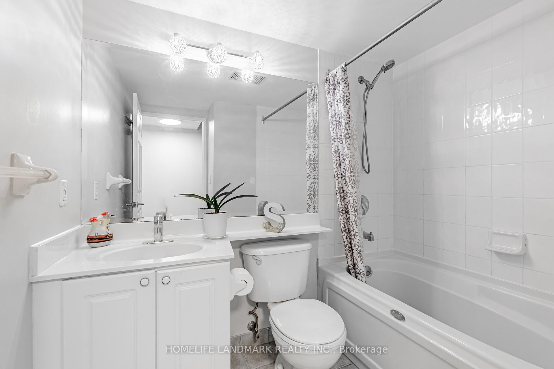 2 Bedrooms Condo at 1 Lee Centre, Toronto For sale