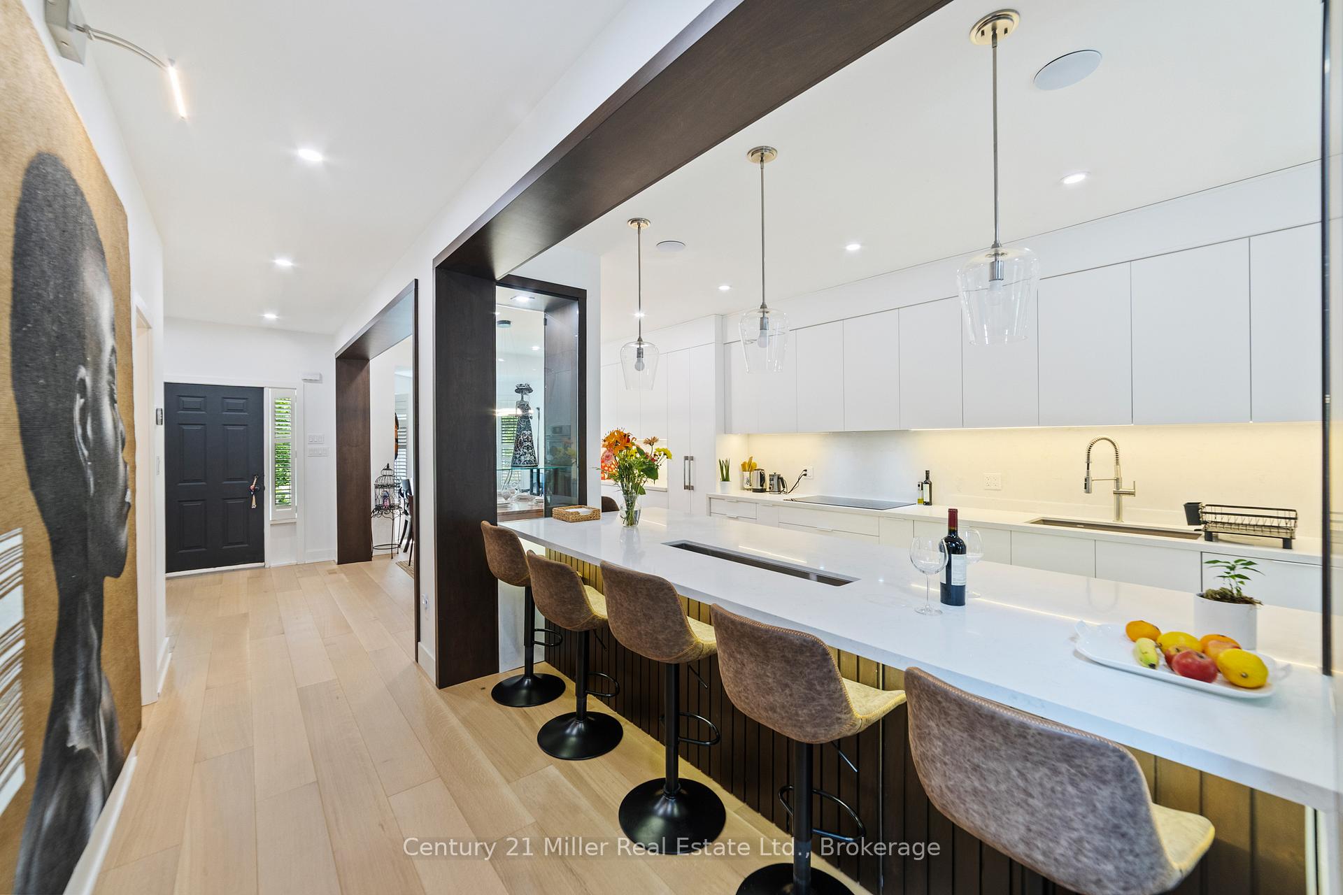2 Bedrooms Condo at 1061 North Shore, Burlington For sale