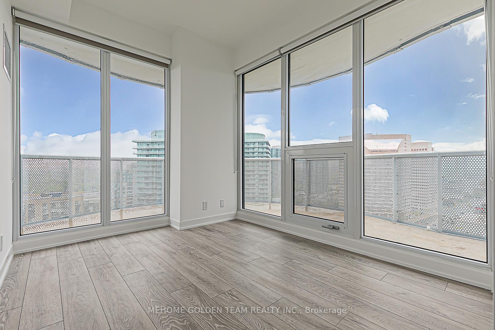3 Bedrooms Condo at 15 Holmes, Toronto For sale