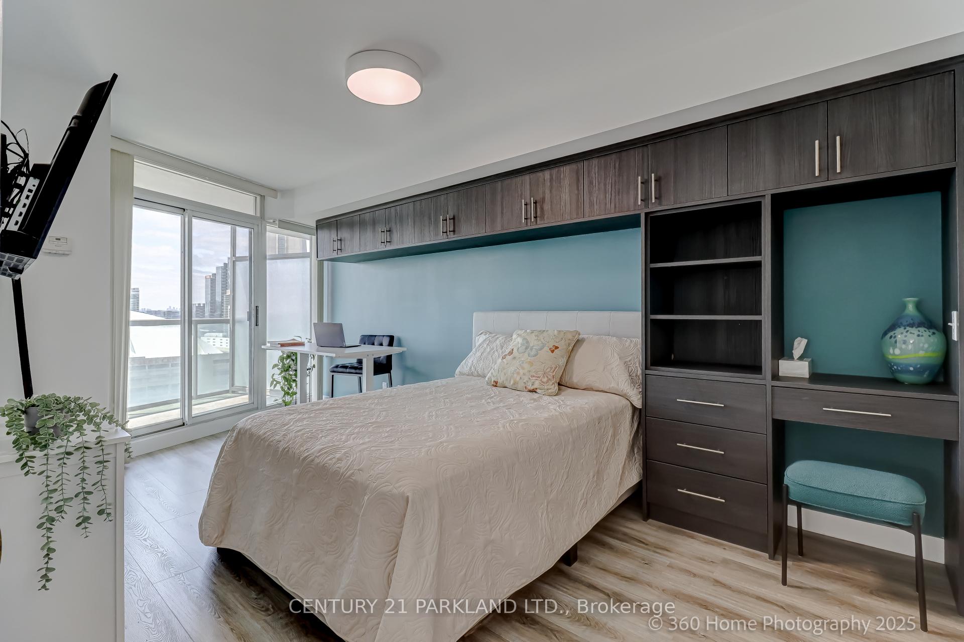 2 Bedrooms Condo at 30 Grand Trunk, Toronto For sale