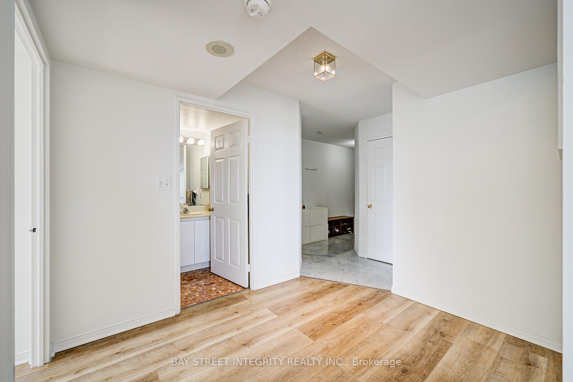 2 Bedrooms Condo at 18 Hillcrest,  Toronto For sale