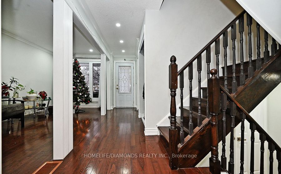 32 BARRINGTON Crescent