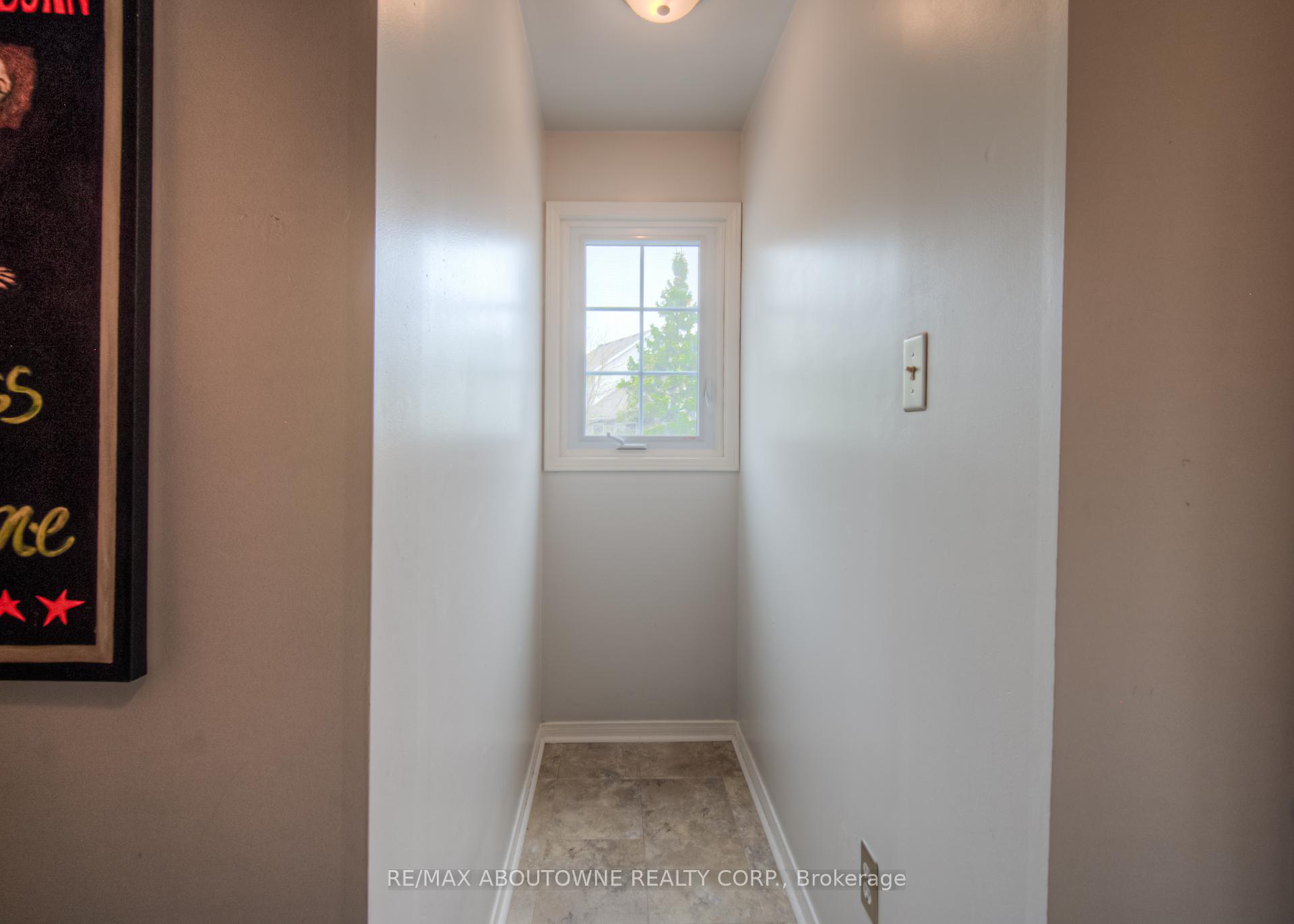 2 Bedrooms Condo at 2110 Cleaver, Burlington For sale