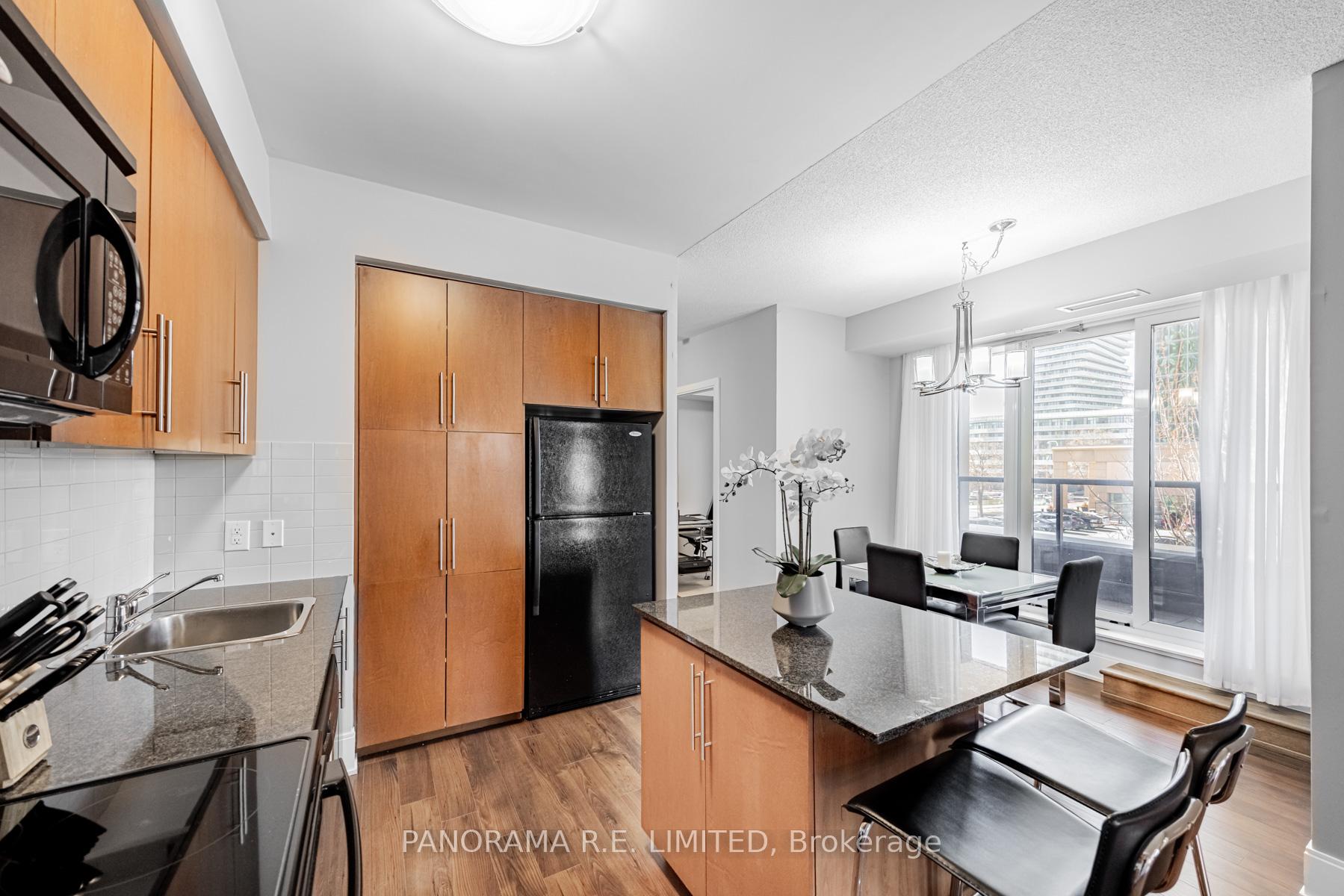 3 Bedrooms Condo at 330 Burnhamthorpe, Mississauga For sale