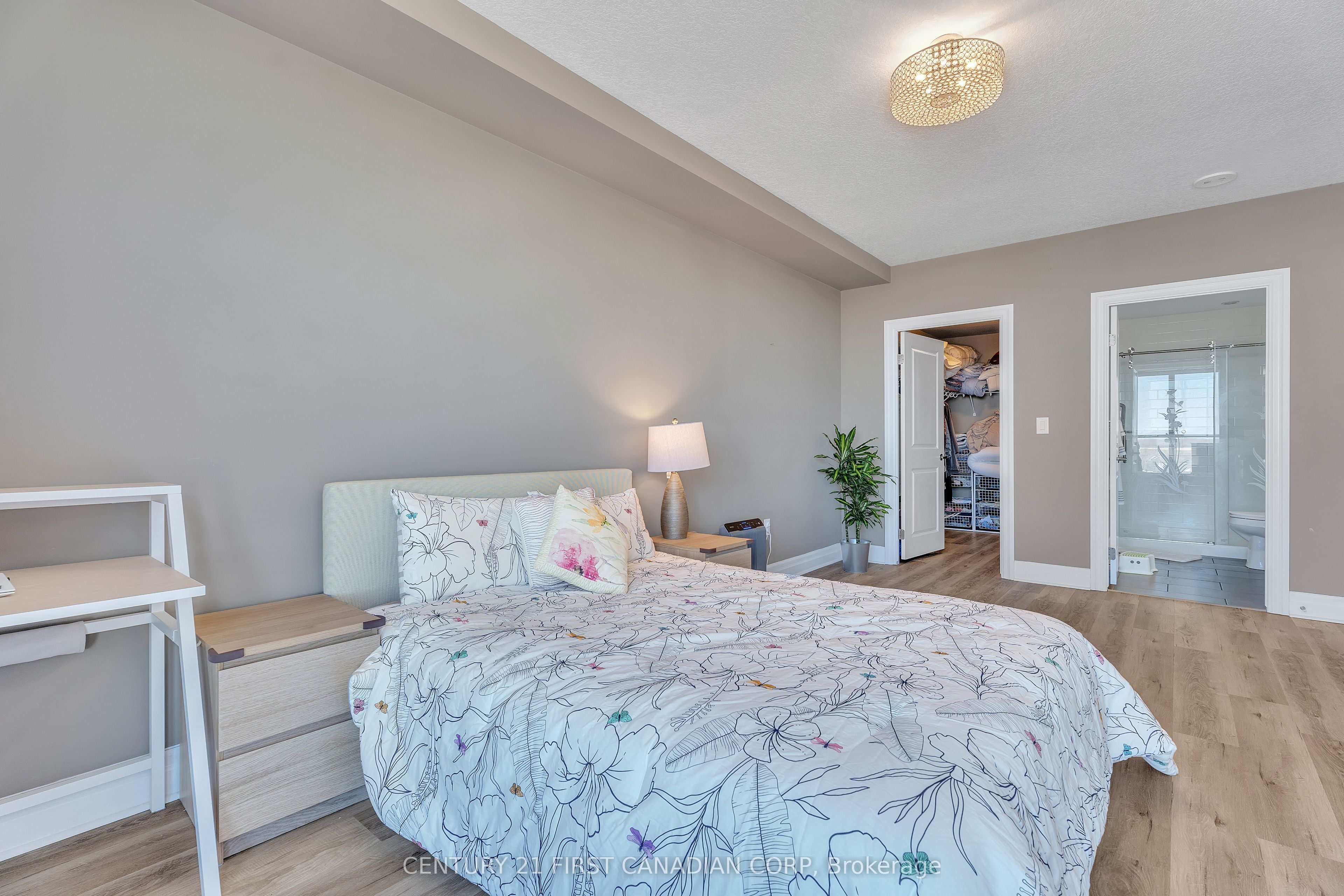 240 Villagewalk Boulevard, #812