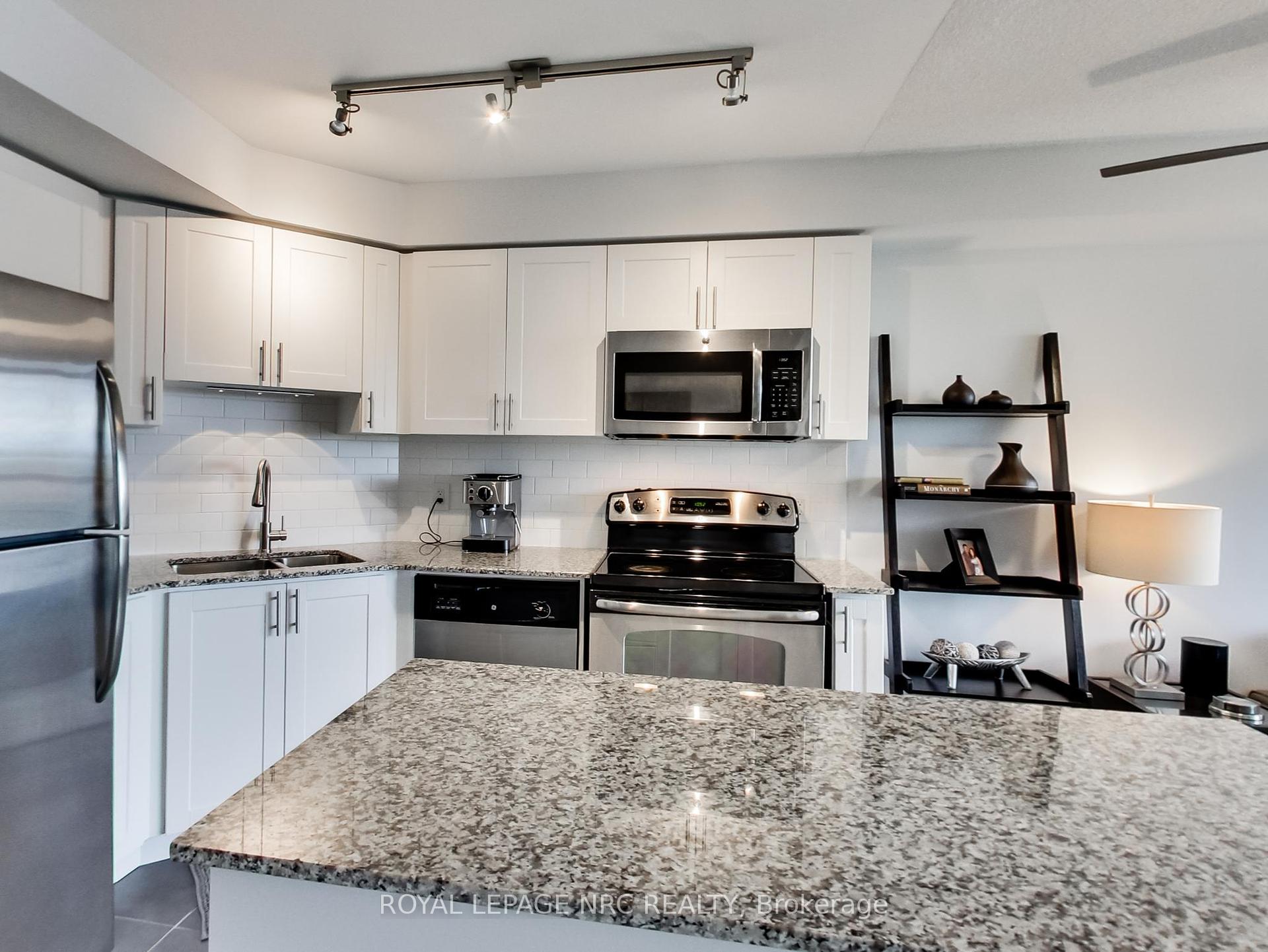2 Bedrooms Co-op at 1940 Ironstone, Burlington For sale