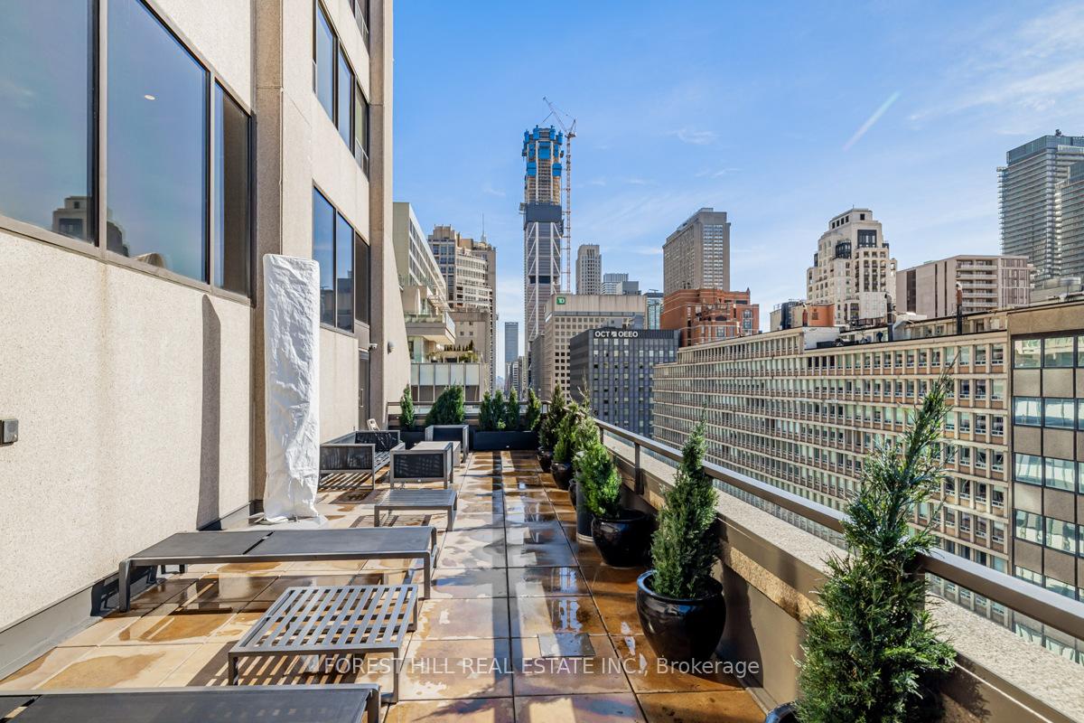 2 Bedrooms Condo at 175 Cumberland, Toronto For sale