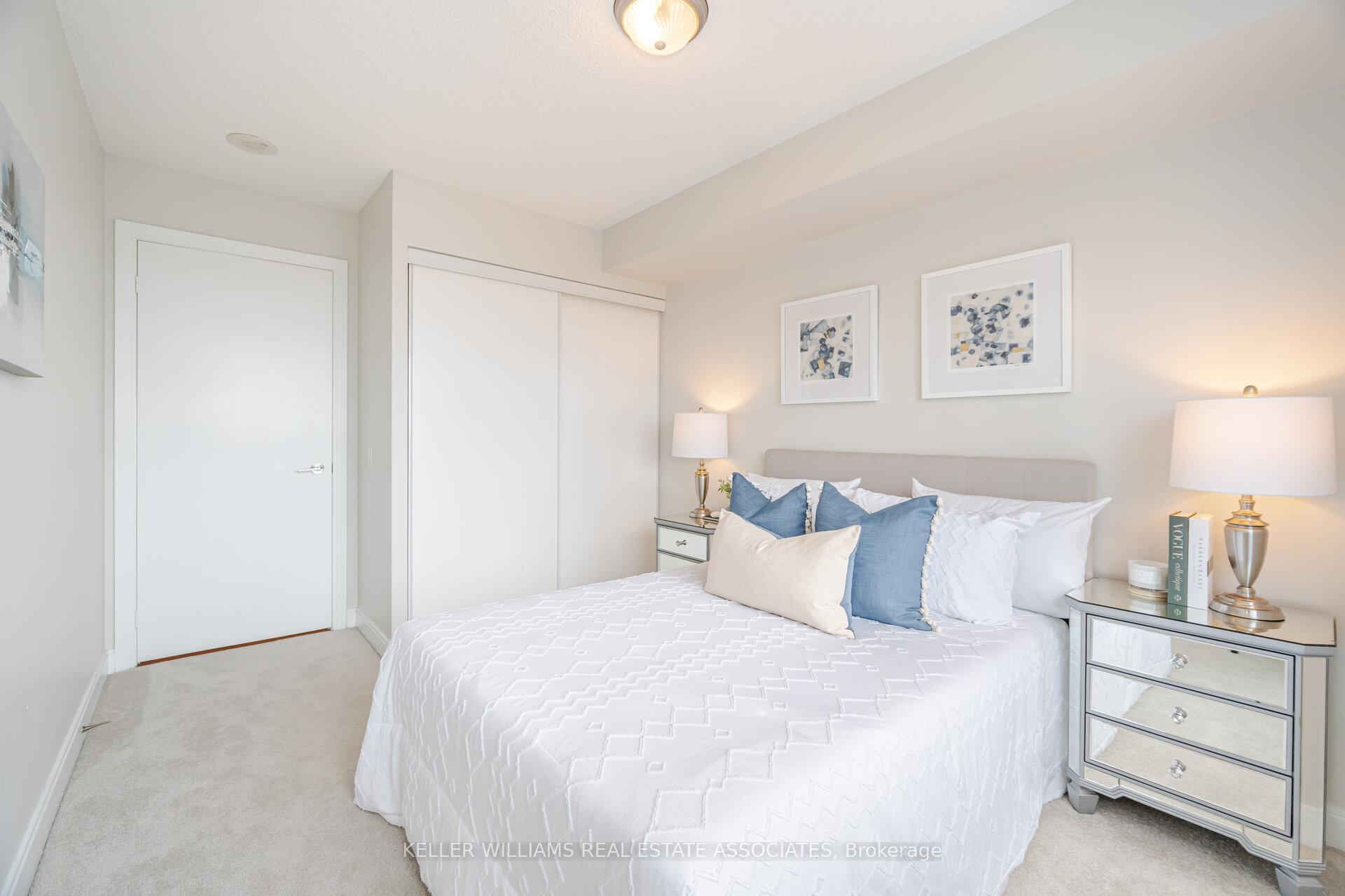 2 Bedrooms Condo at 35 Viking, Toronto For sale