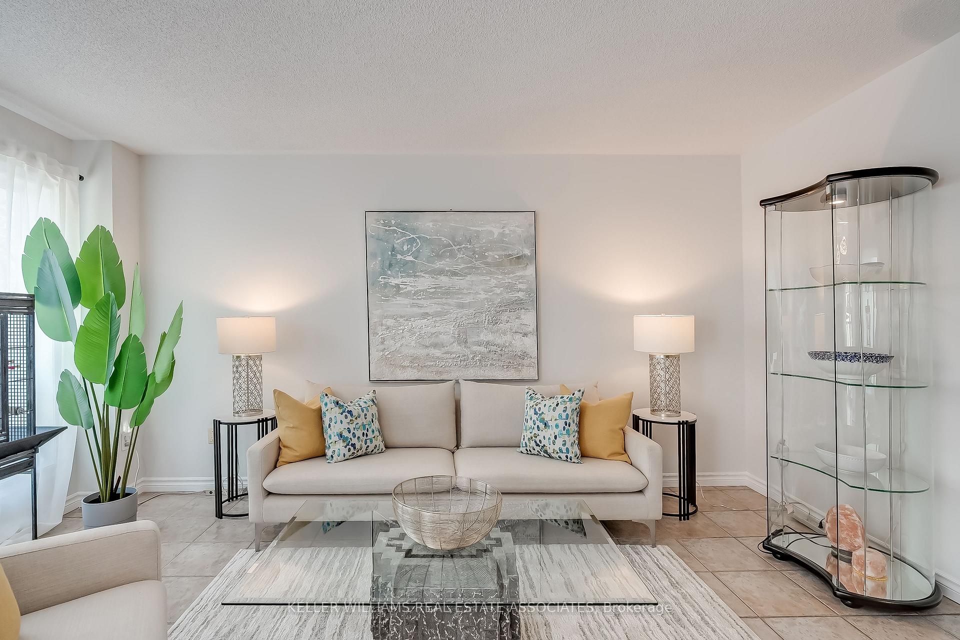 4 Bedrooms Condo at 5305 Glen Erin, Mississauga For sale