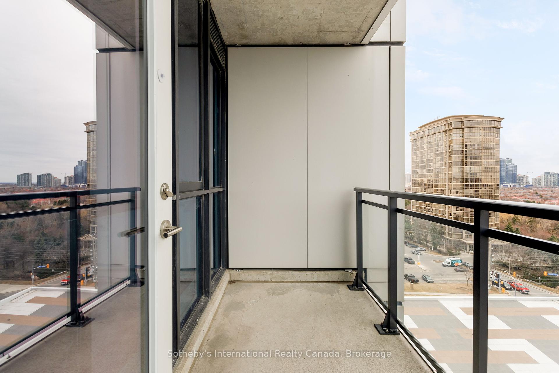 2 Bedrooms Condo at 55 Eglinton, Mississauga For sale