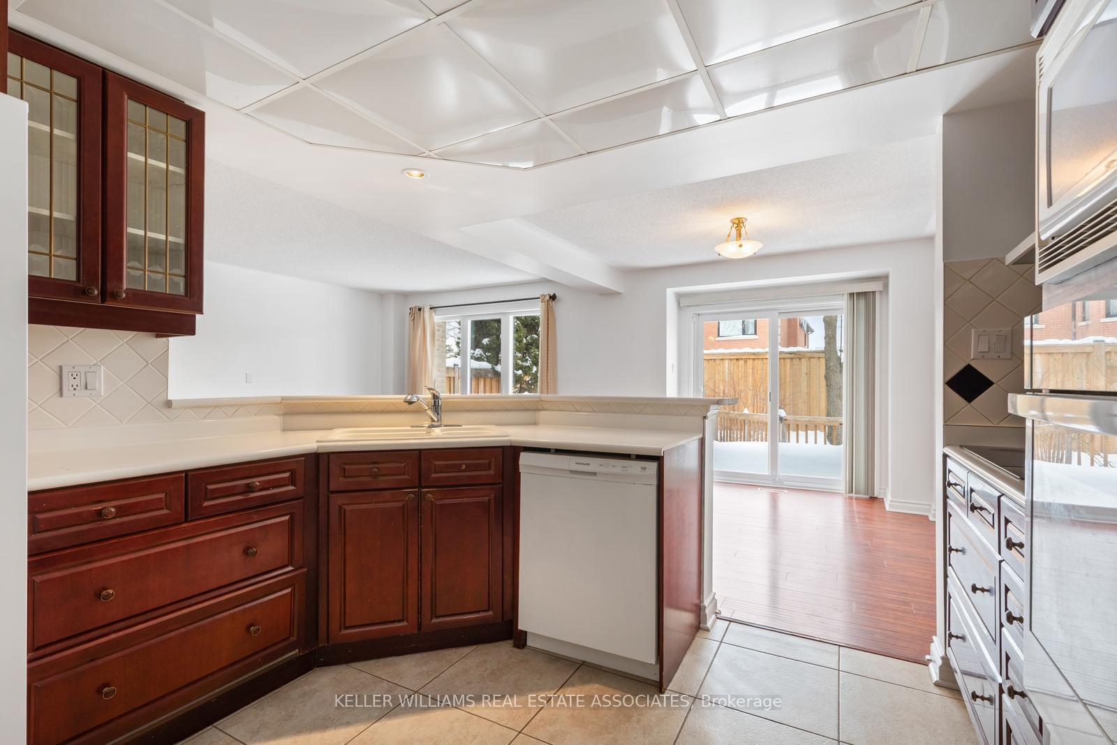 3 Bedrooms Condo at 5480 Glen Erin, Mississauga For sale