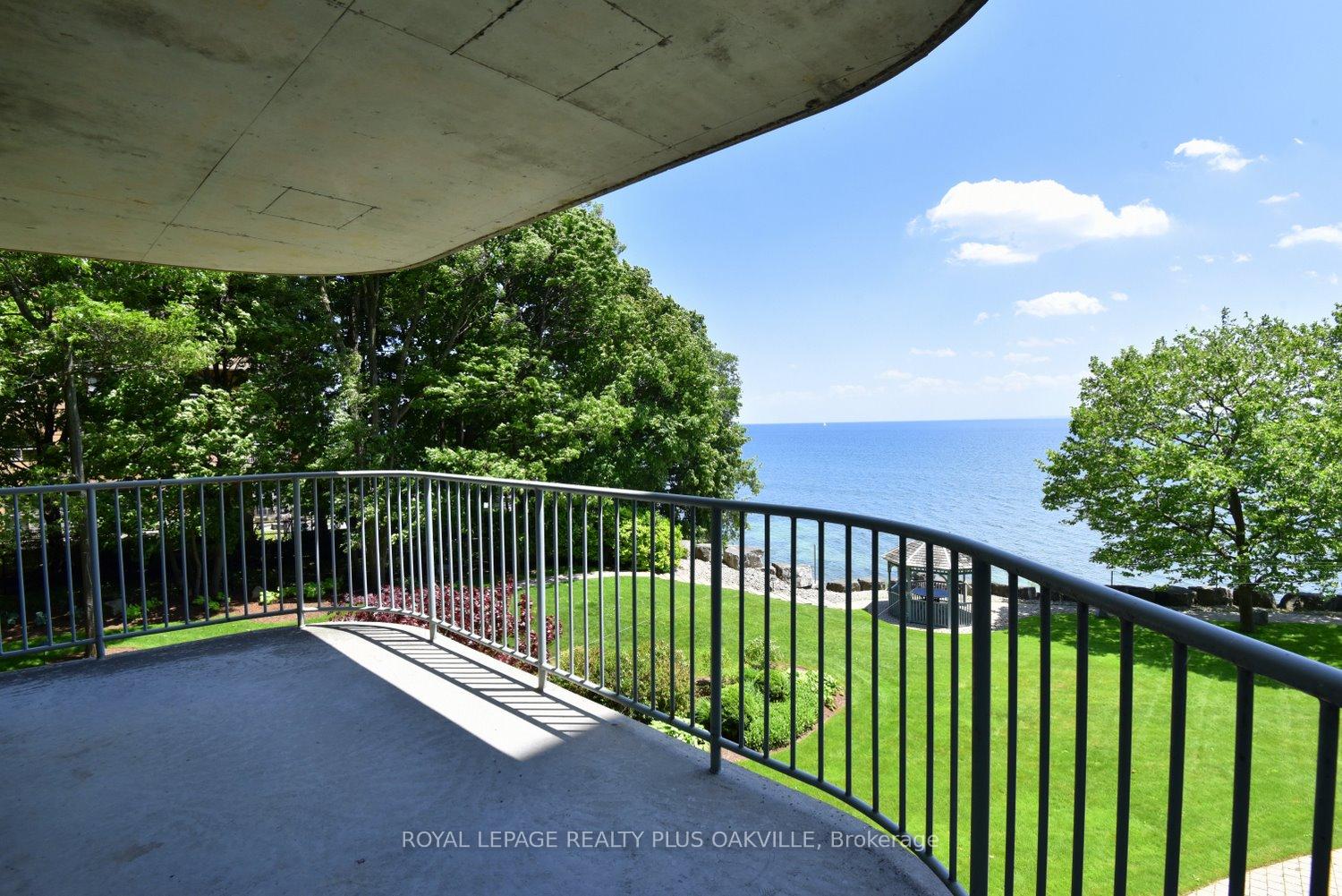 2 Bedrooms Condo at 2190 Lakeshore, Burlington For sale
