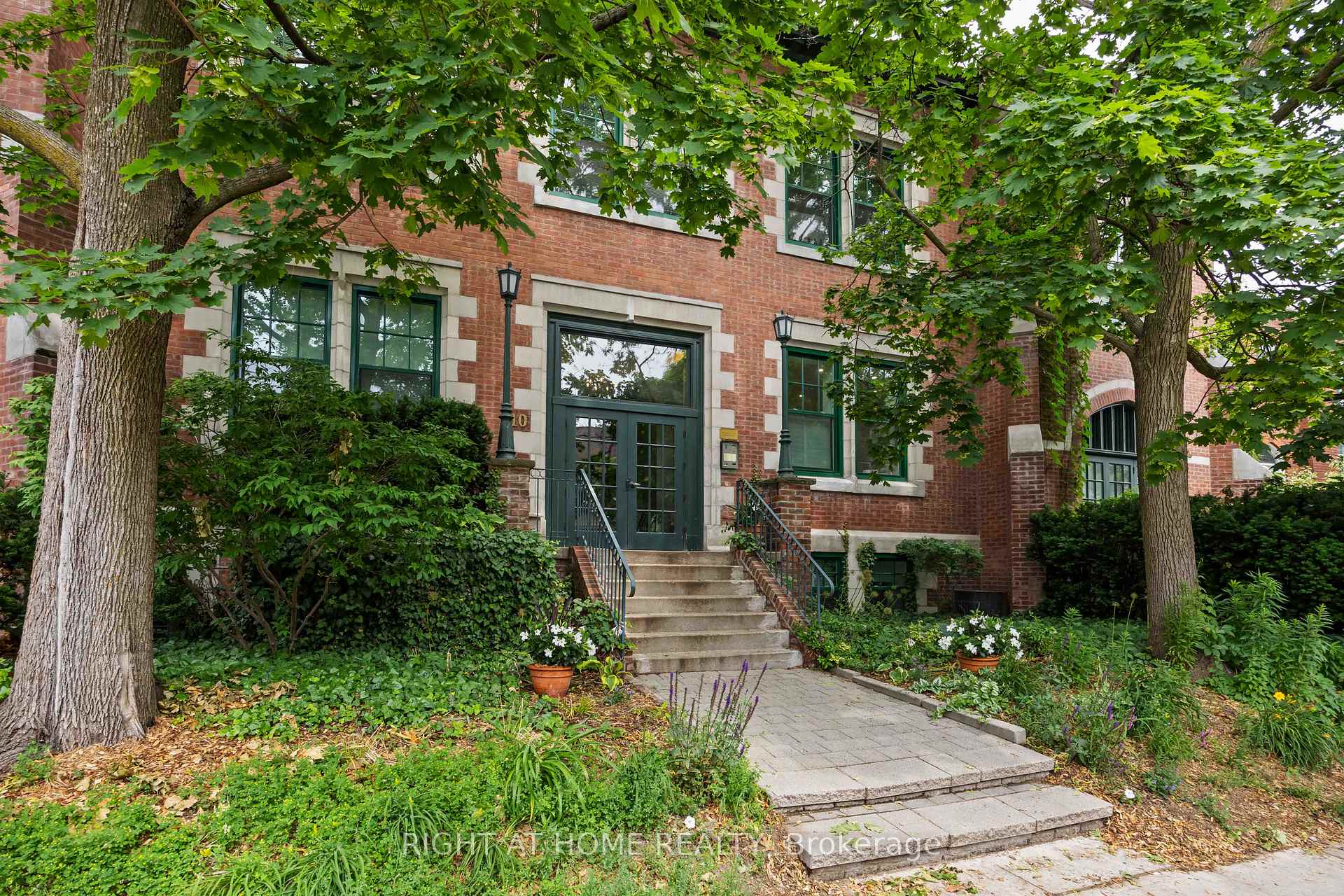 1 Bedroom Condo at 110 Hepbourne, Toronto For sale