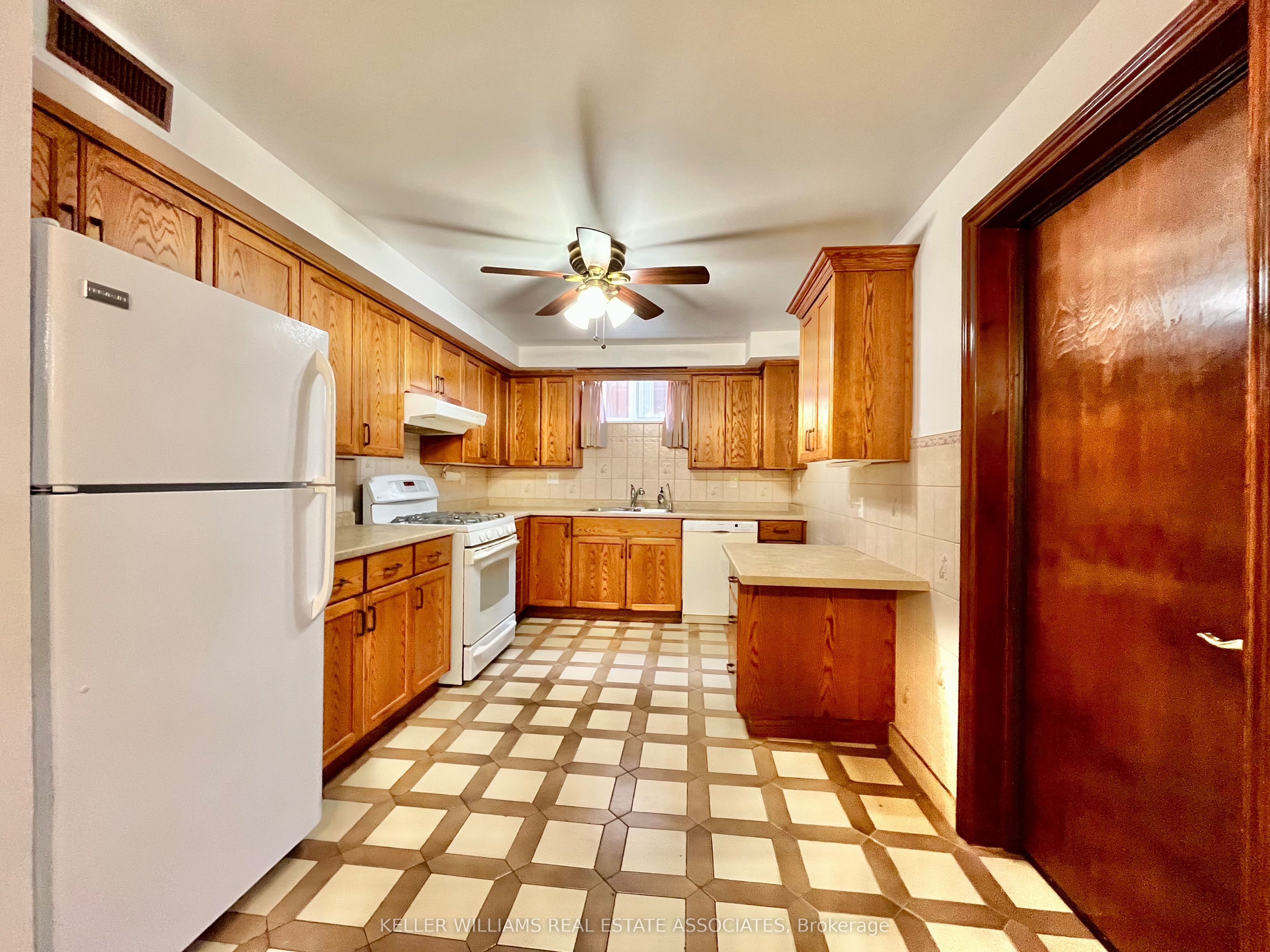 39 Lisgar Court, #Lower