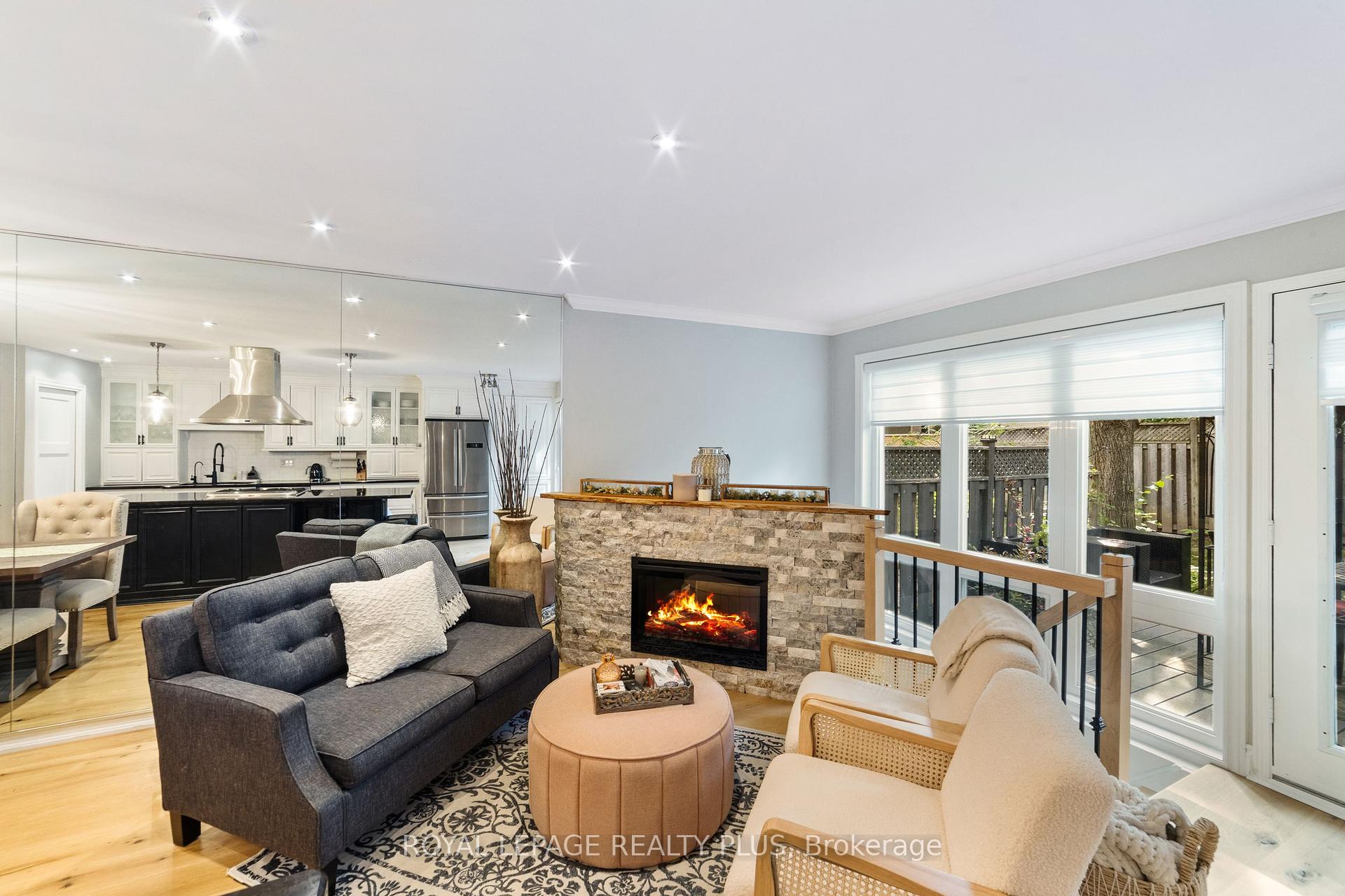 3 Bedrooms Condo at 928 Queen, Mississauga For sale