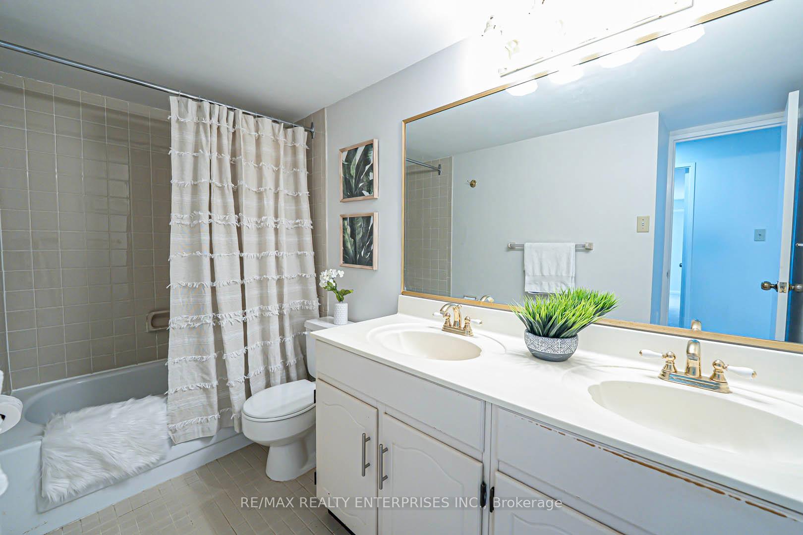 2 Bedrooms Condo at 1400 Dixie, Mississauga For sale