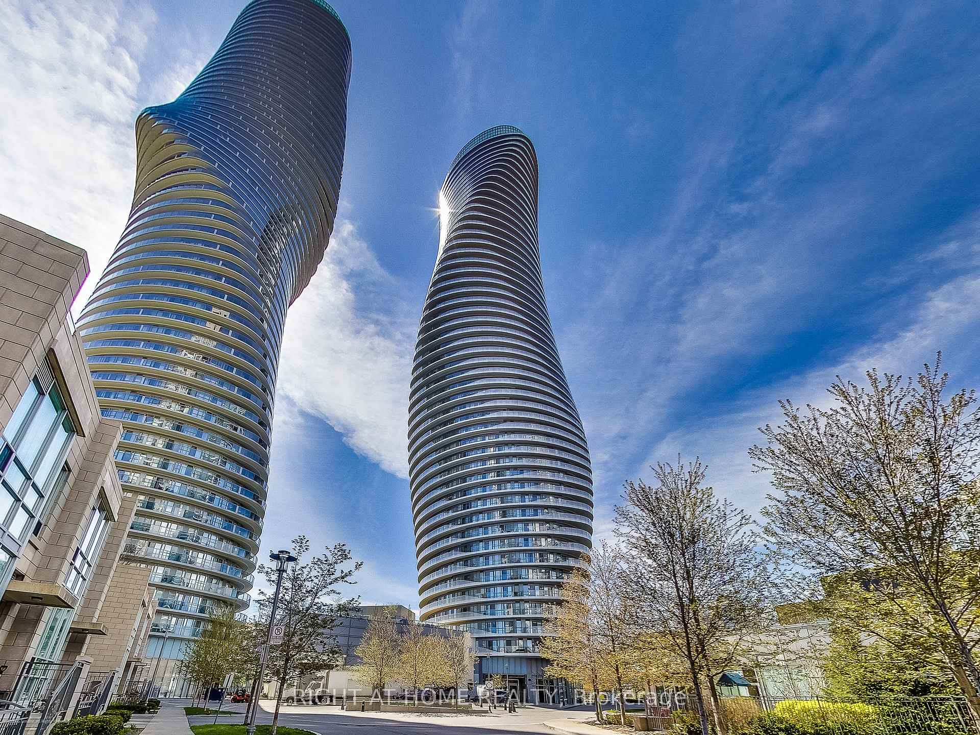 2 Bedrooms Condo at 50 Absolute, Mississauga For sale