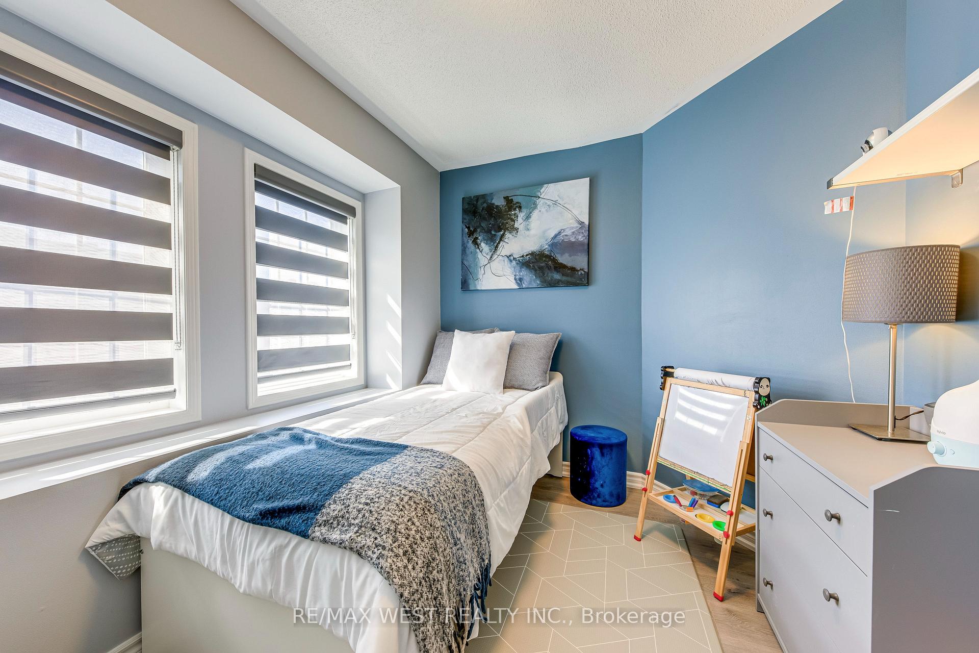 3 Bedrooms Condo at 50 Strathaven, Mississauga For sale