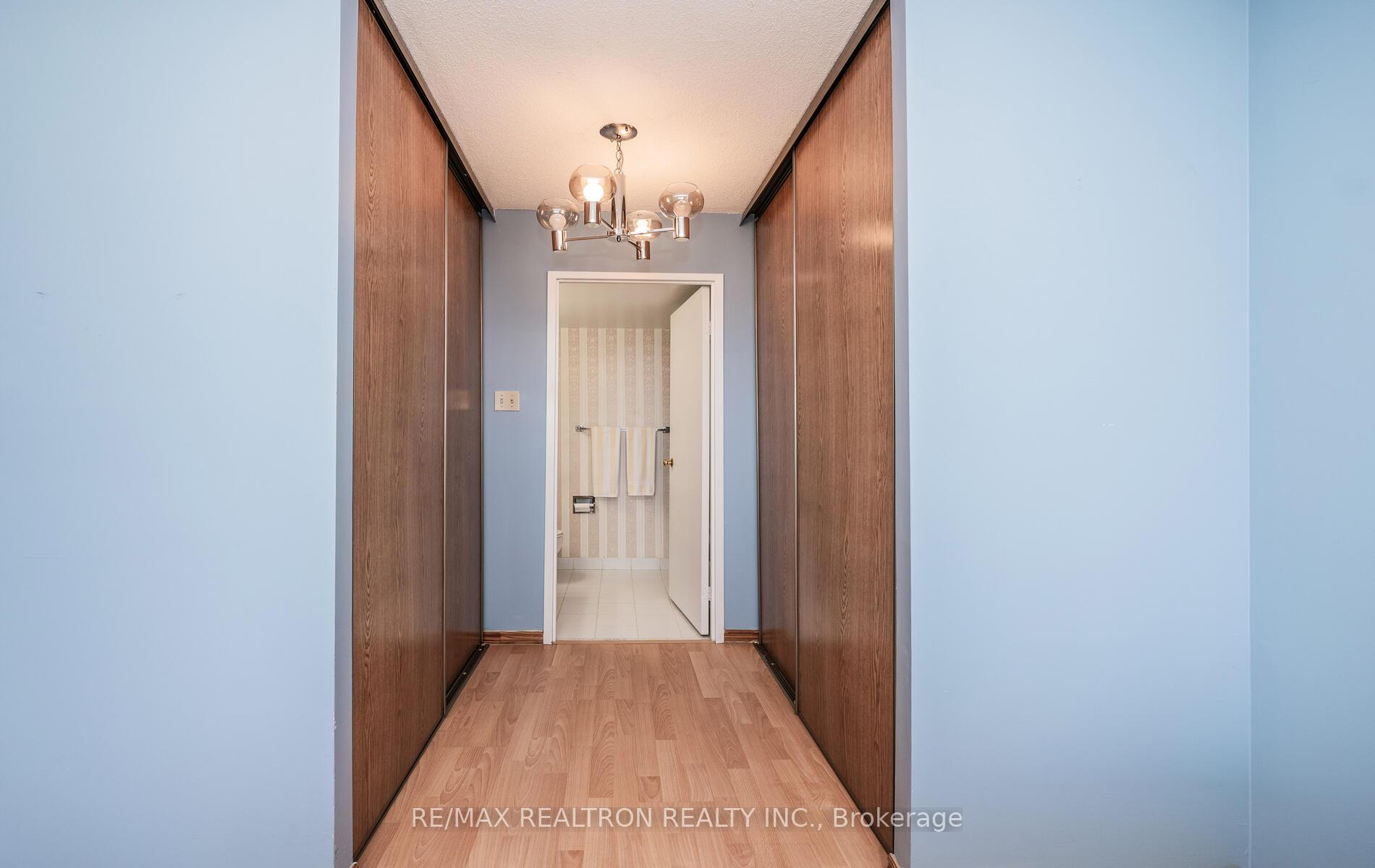 2 Bedrooms Condo at 7420 Bathurst, Vaughan For sale
