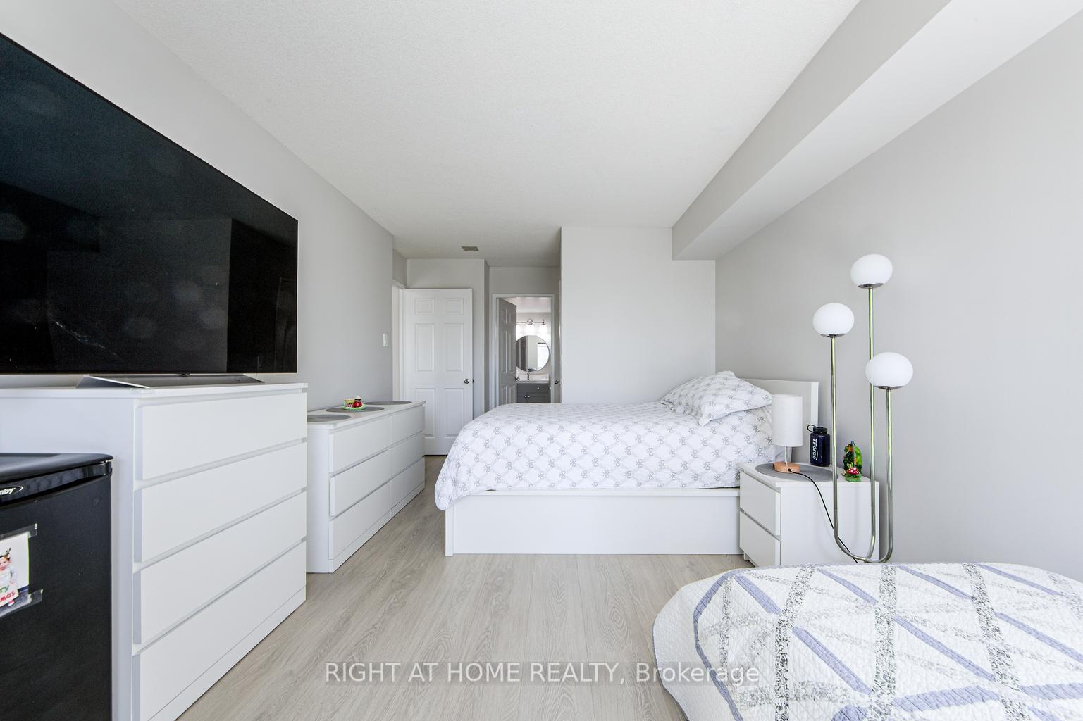 2 Bedrooms Condo at 335 Webb, Mississauga For sale